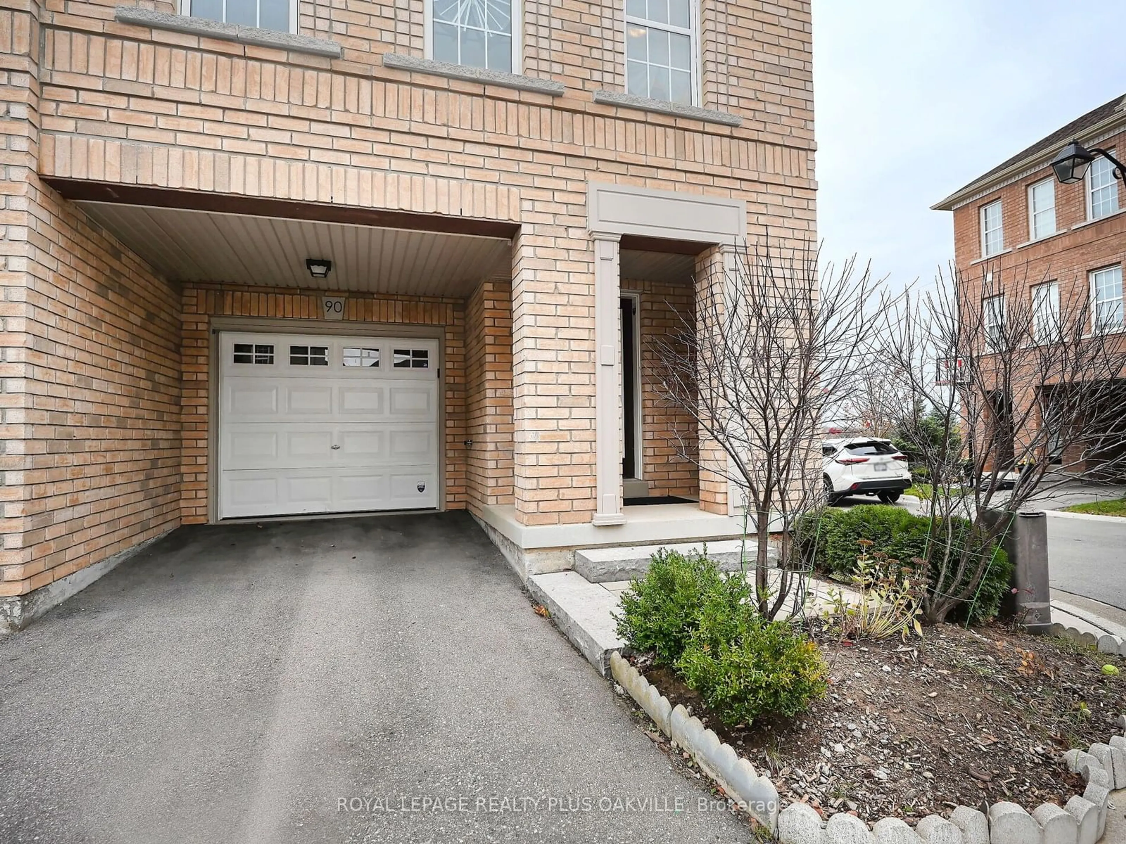 Home with brick exterior material, street for 2280 Baronwood Dr #90, Oakville Ontario L6M 0K4