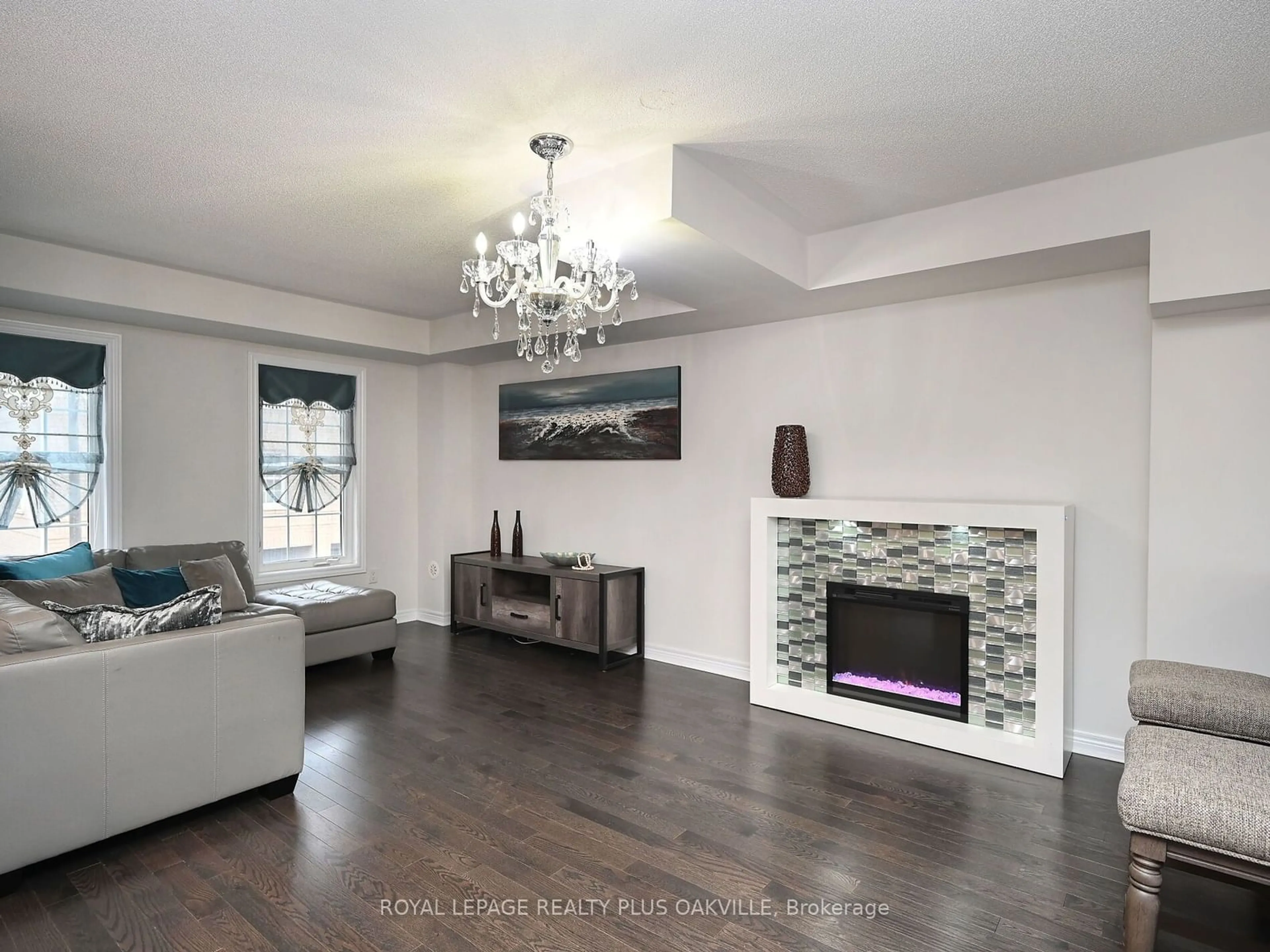 Living room with furniture, wood/laminate floor for 2280 Baronwood Dr #90, Oakville Ontario L6M 0K4