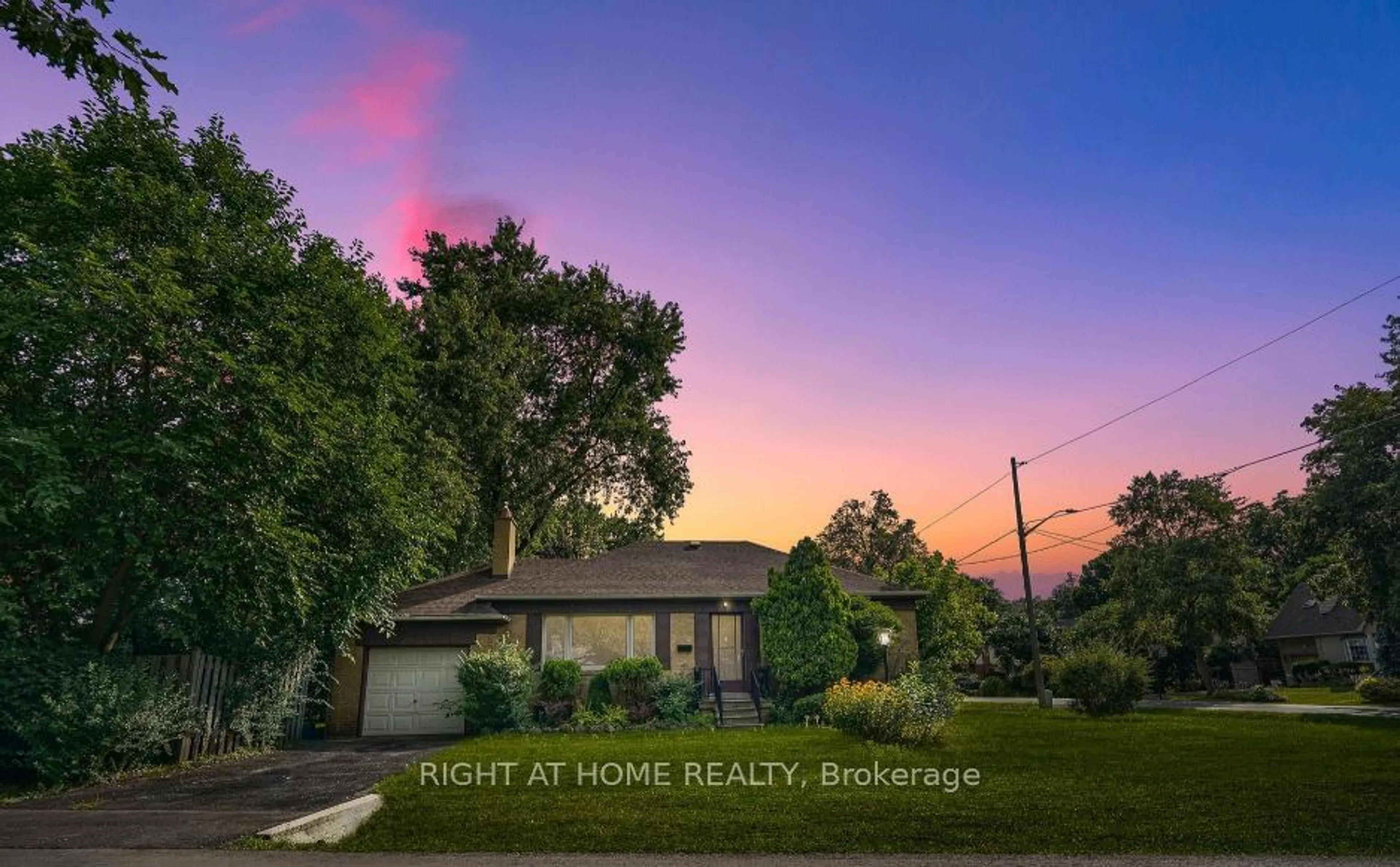 A pic from outside/outdoor area/front of a property/back of a property/a pic from drone, street for 2082 Snow Cres, Mississauga Ontario L4Y 1T4