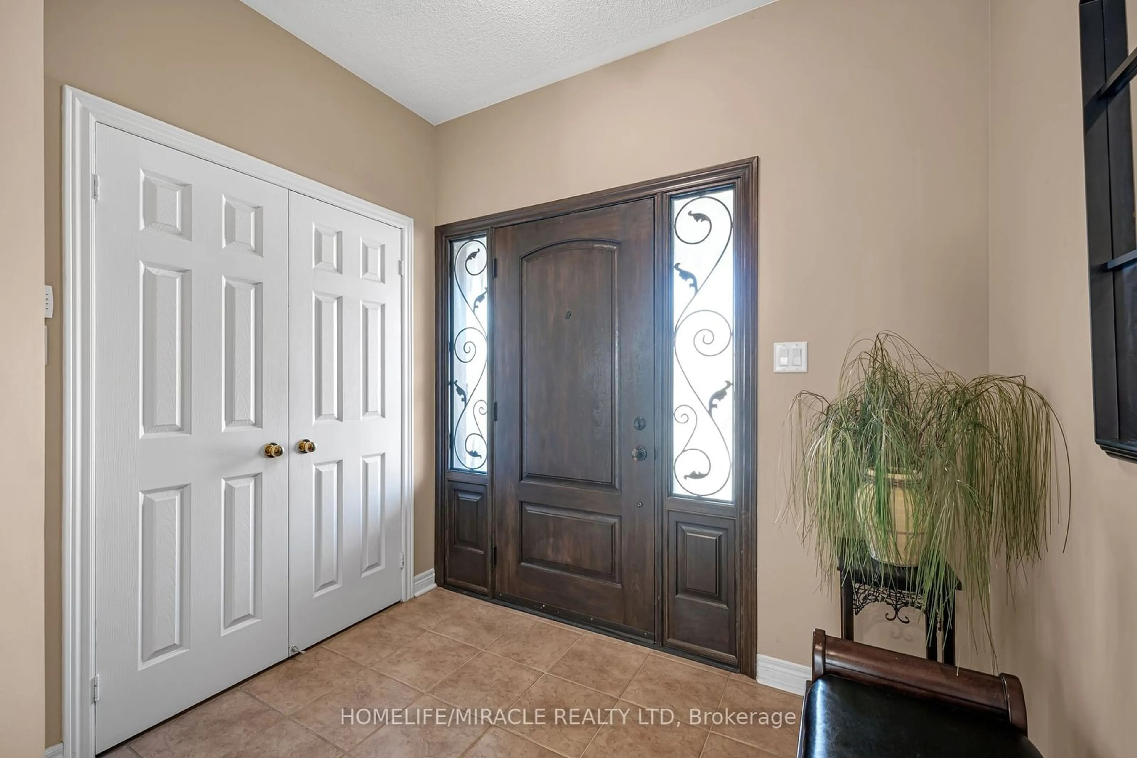 Indoor entryway for 4272 Clubview Dr, Burlington Ontario L7M 4X1