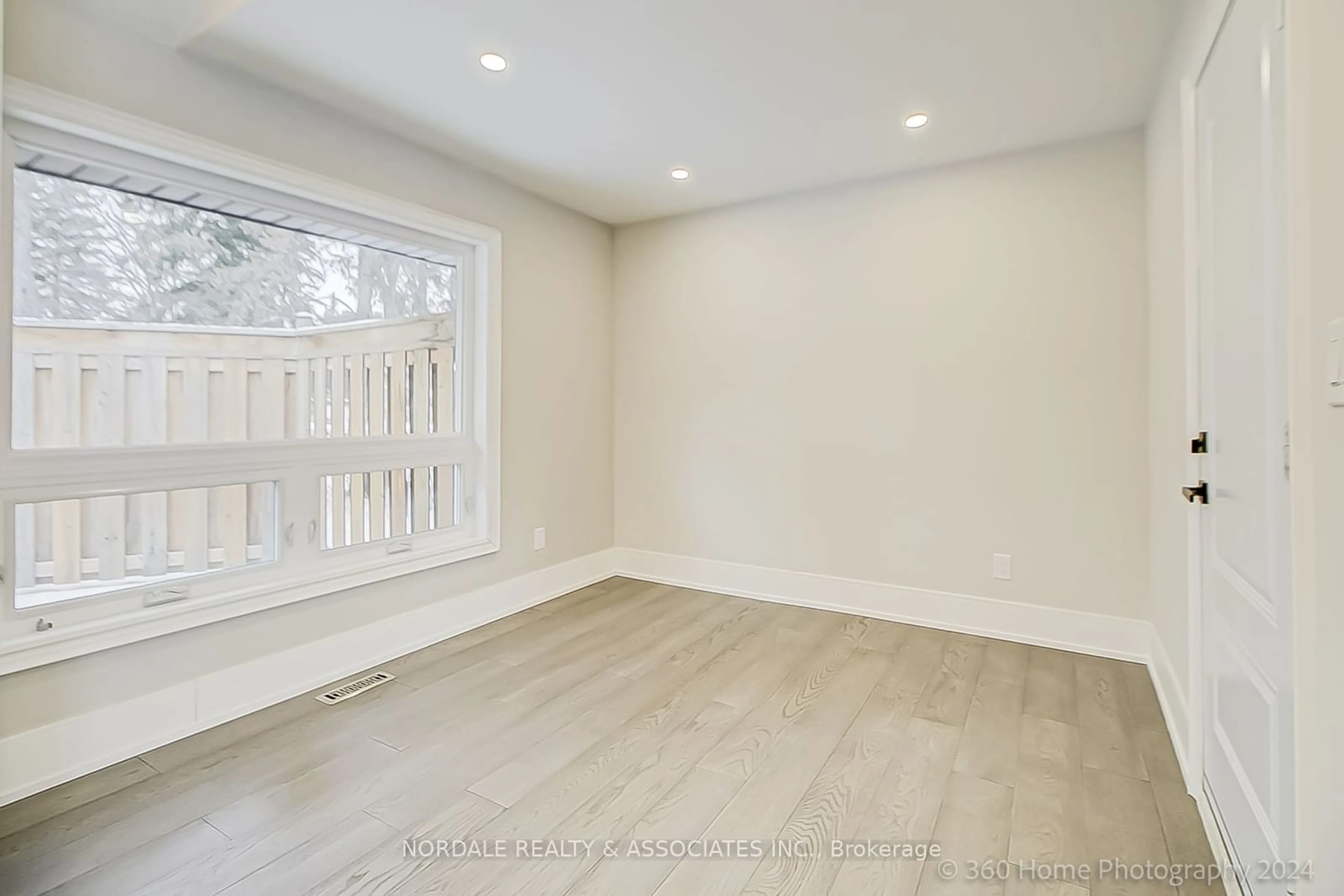 A pic of a room for 567 Shenandoah Dr, Mississauga Ontario L5H 1V8