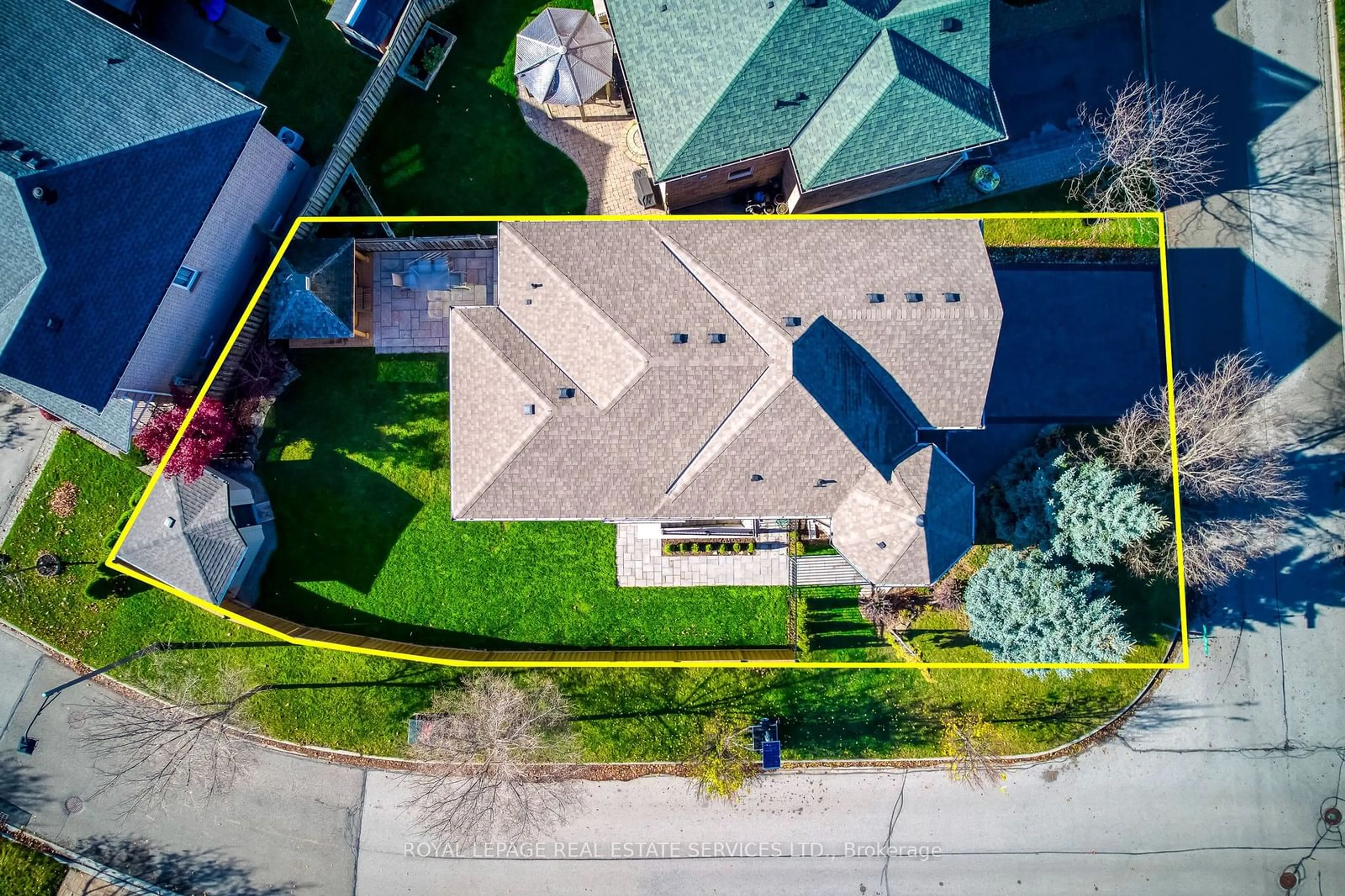 A pic from outside/outdoor area/front of a property/back of a property/a pic from drone, street for 2276 Stillmeadow Rd, Oakville Ontario L6M 4C7