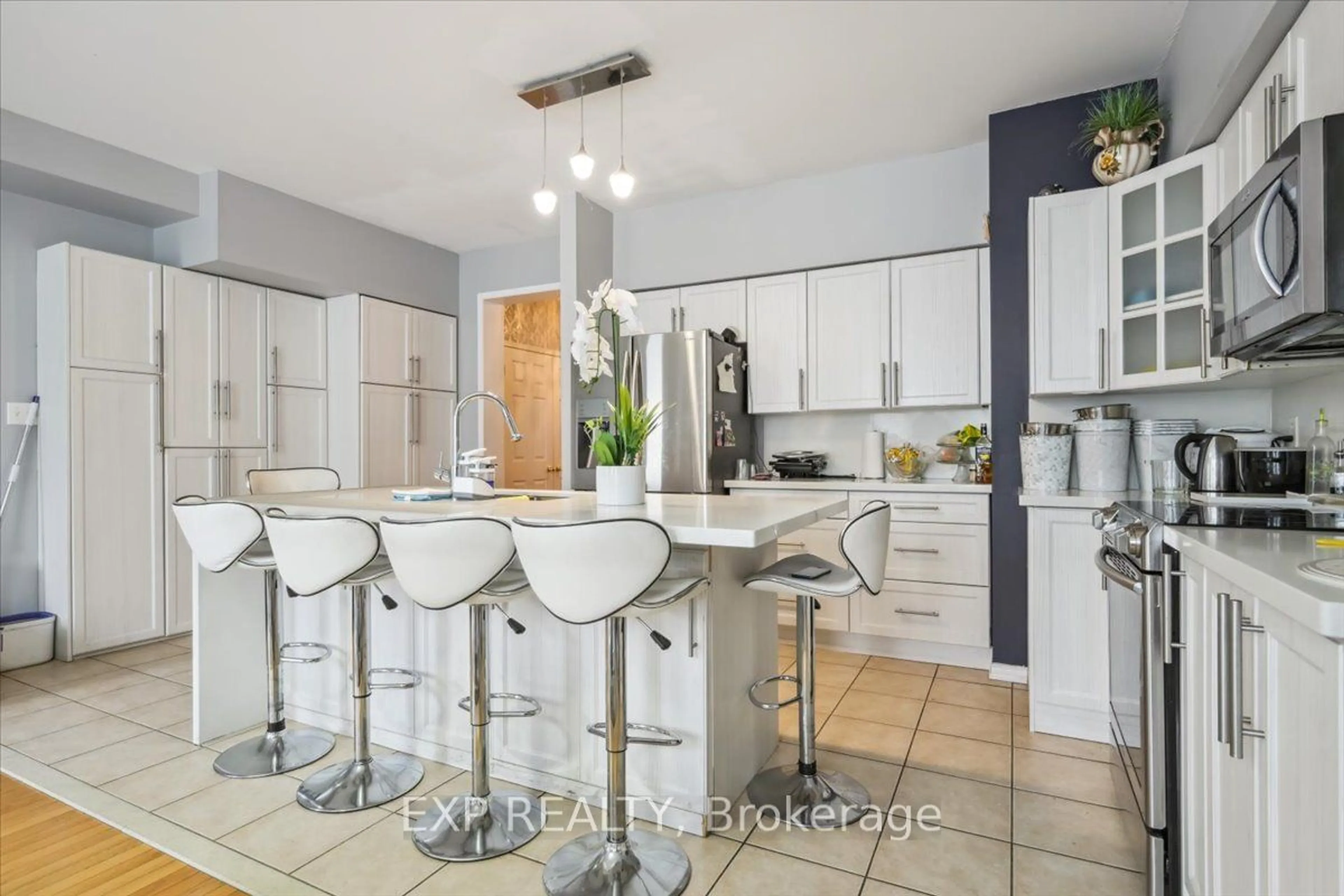 Contemporary kitchen, unknown for 411 Murray Ross Pkwy, Toronto Ontario M3J 3P1