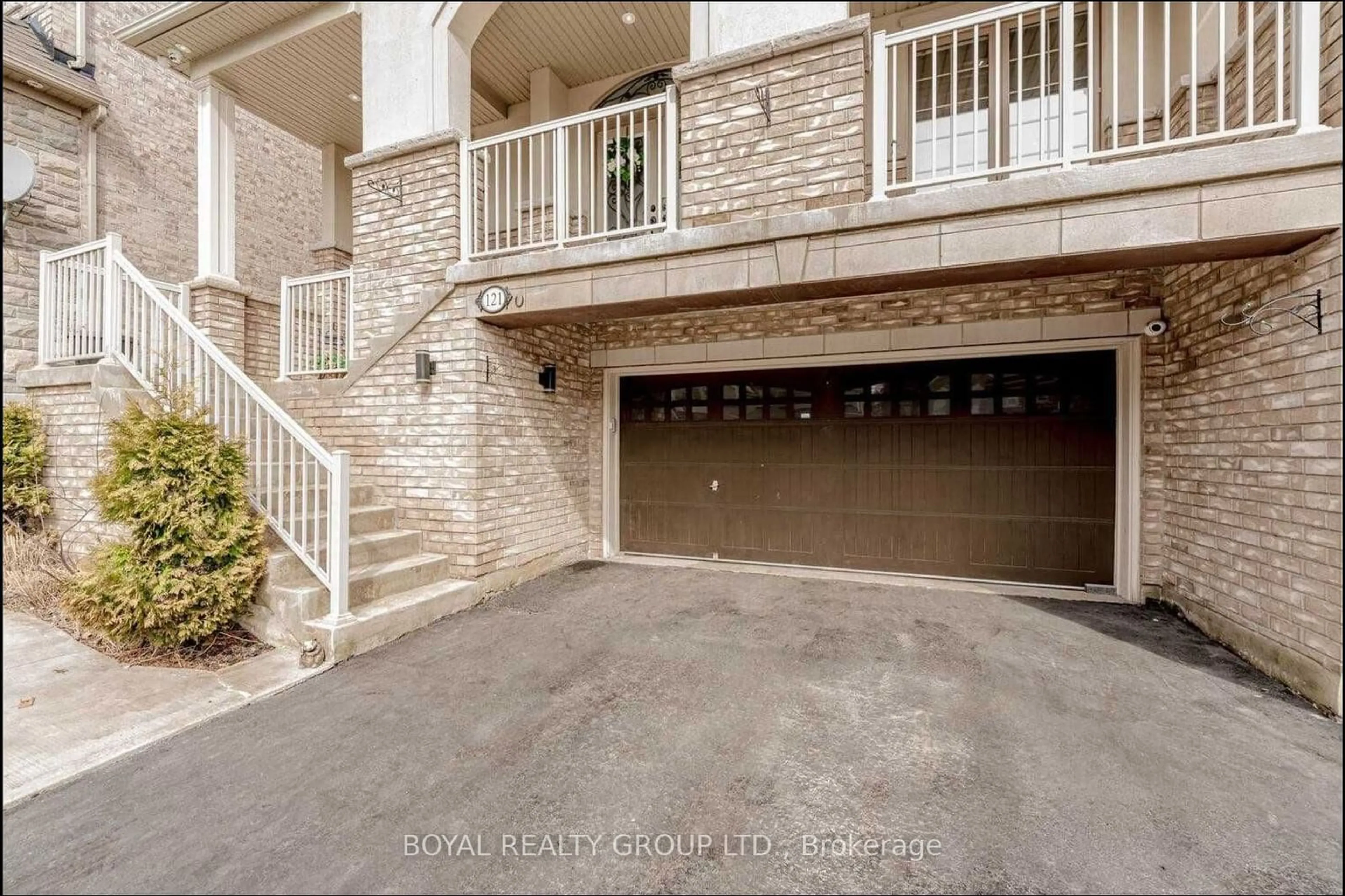 Indoor garage for 121 Leadership Dr, Brampton Ontario L6Y 5T2