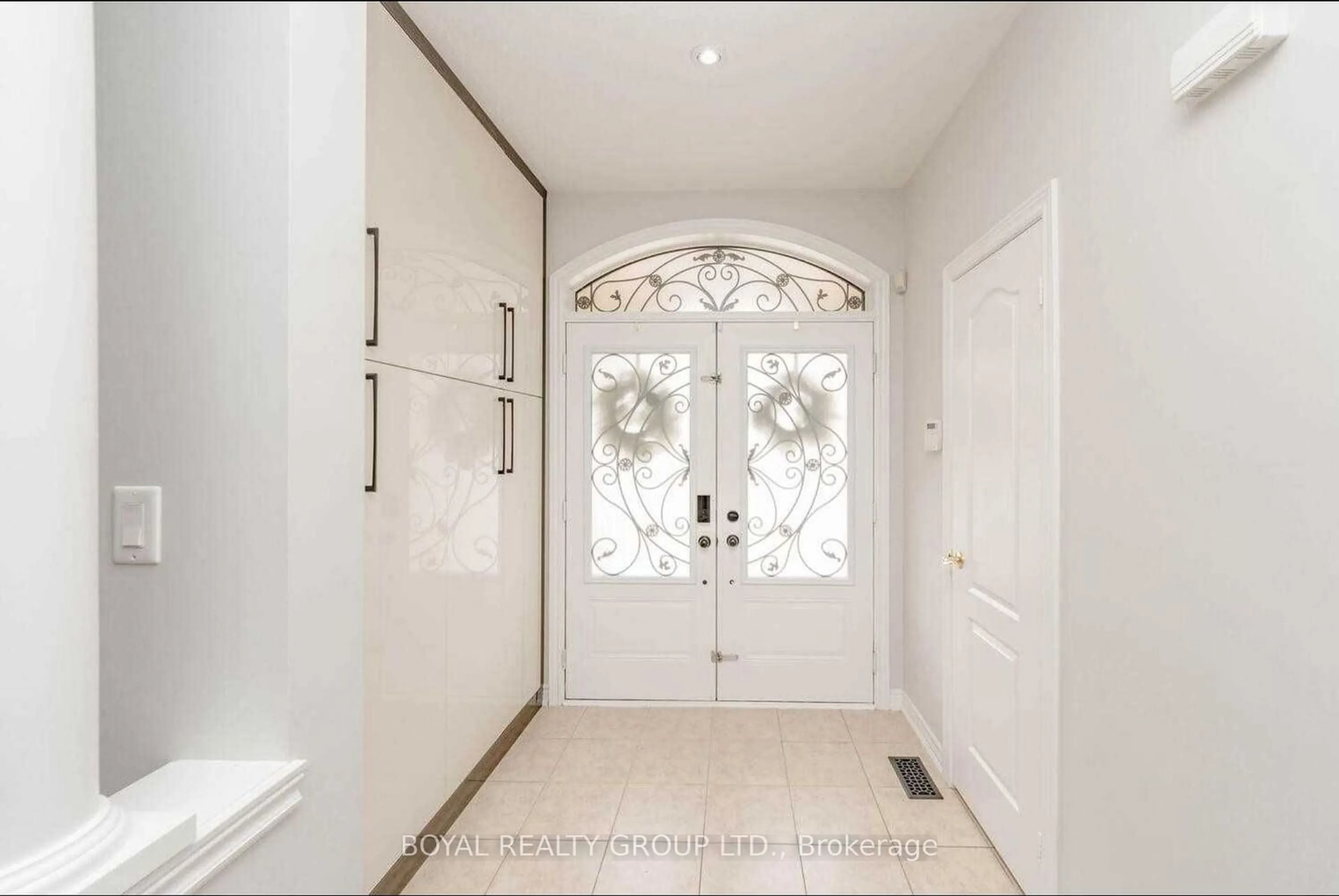 Indoor entryway for 121 Leadership Dr, Brampton Ontario L6Y 5T2