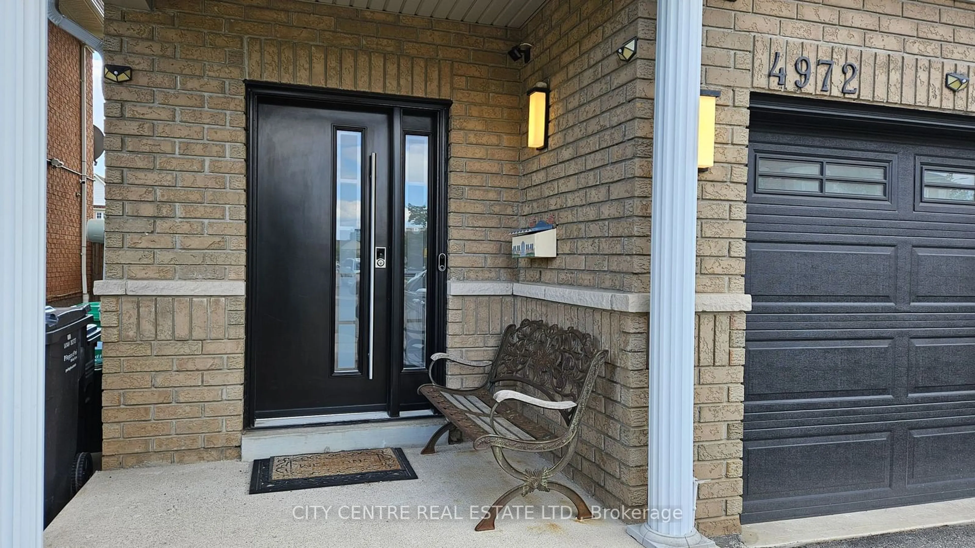 Indoor entryway for 4972 Southampton Dr, Mississauga Ontario L5M 7P9