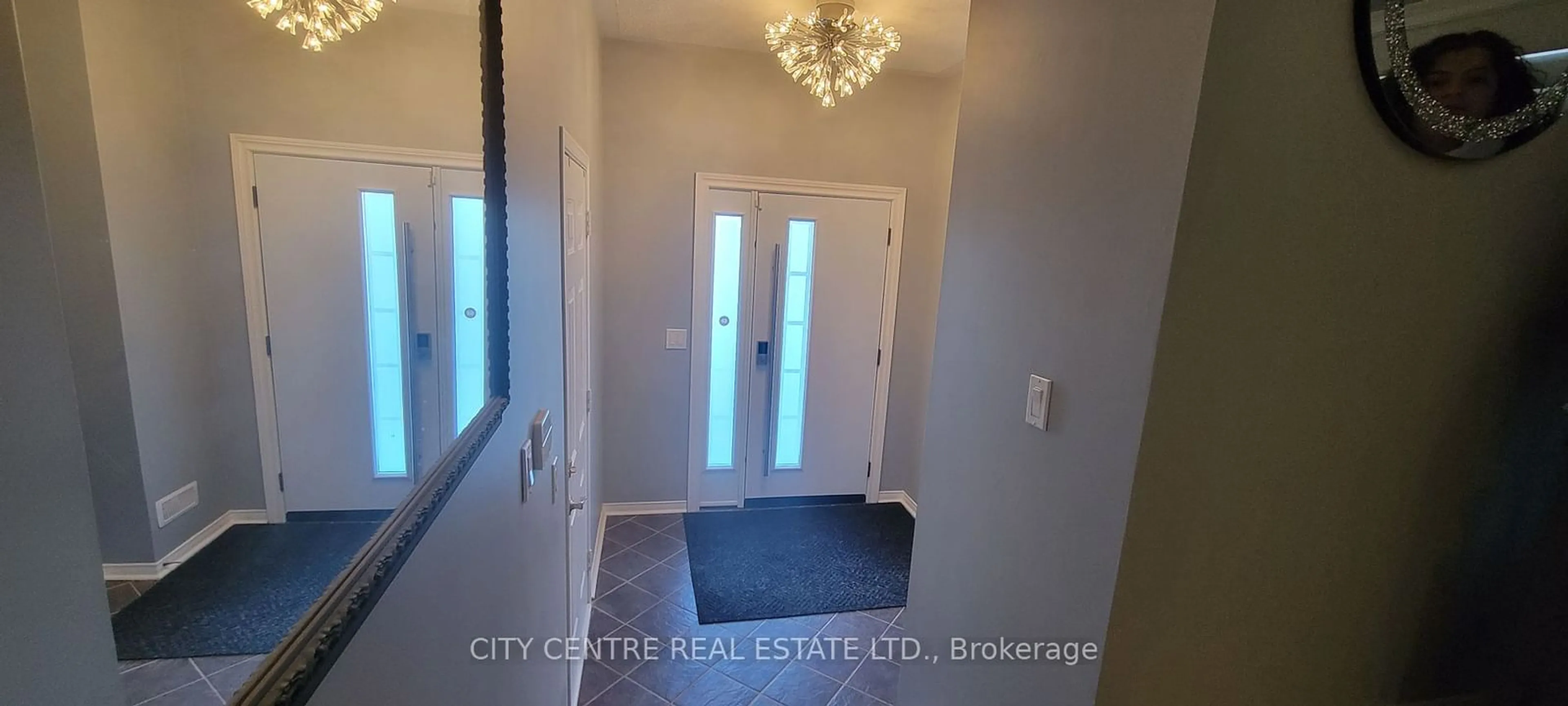 Indoor entryway for 4972 Southampton Dr, Mississauga Ontario L5M 7P9