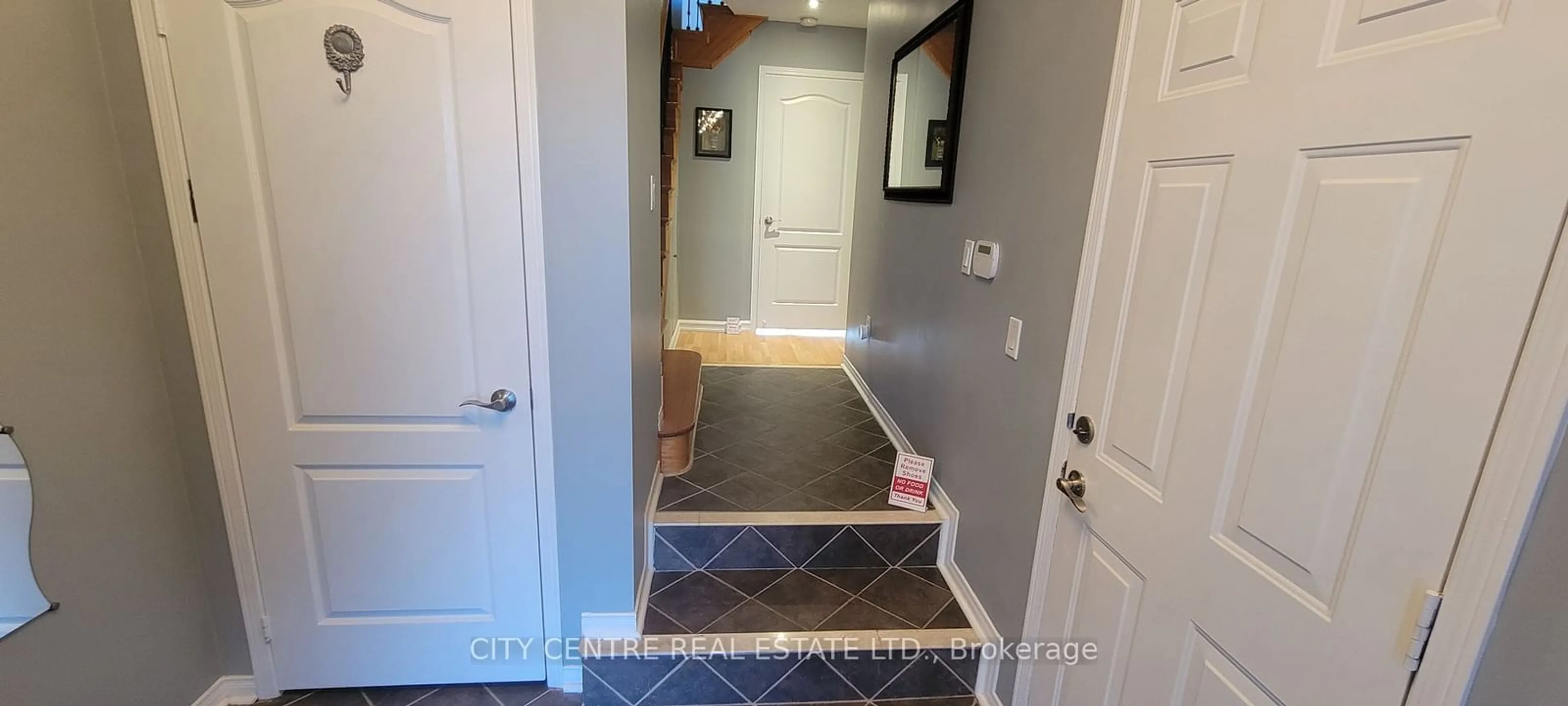 Indoor entryway for 4972 Southampton Dr, Mississauga Ontario L5M 7P9