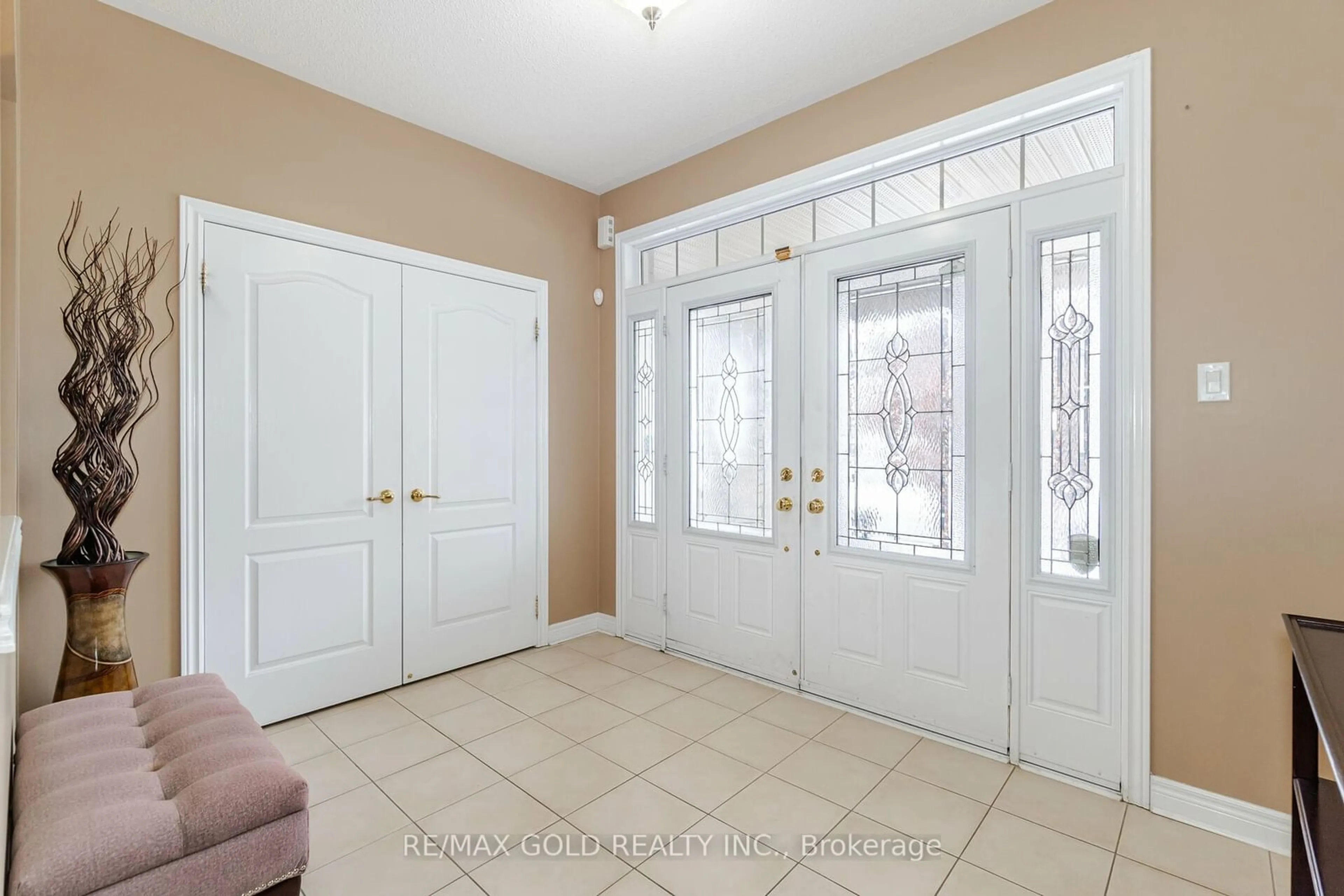 Indoor entryway for 36 Quatro Cres, Brampton Ontario L6P 2T5