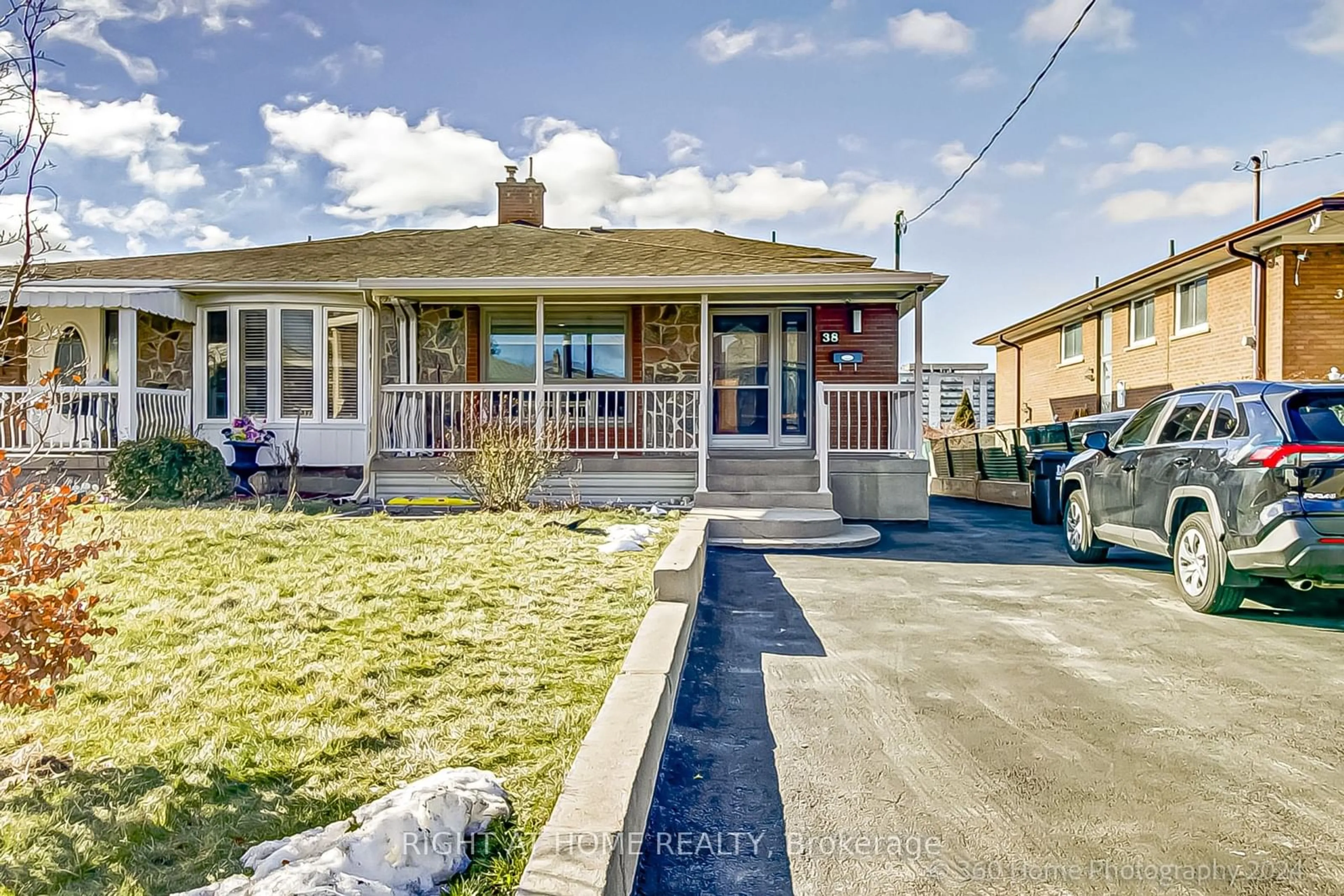 A pic from outside/outdoor area/front of a property/back of a property/a pic from drone, street for 38 Whitbread Cres, Toronto Ontario M3L 2A7