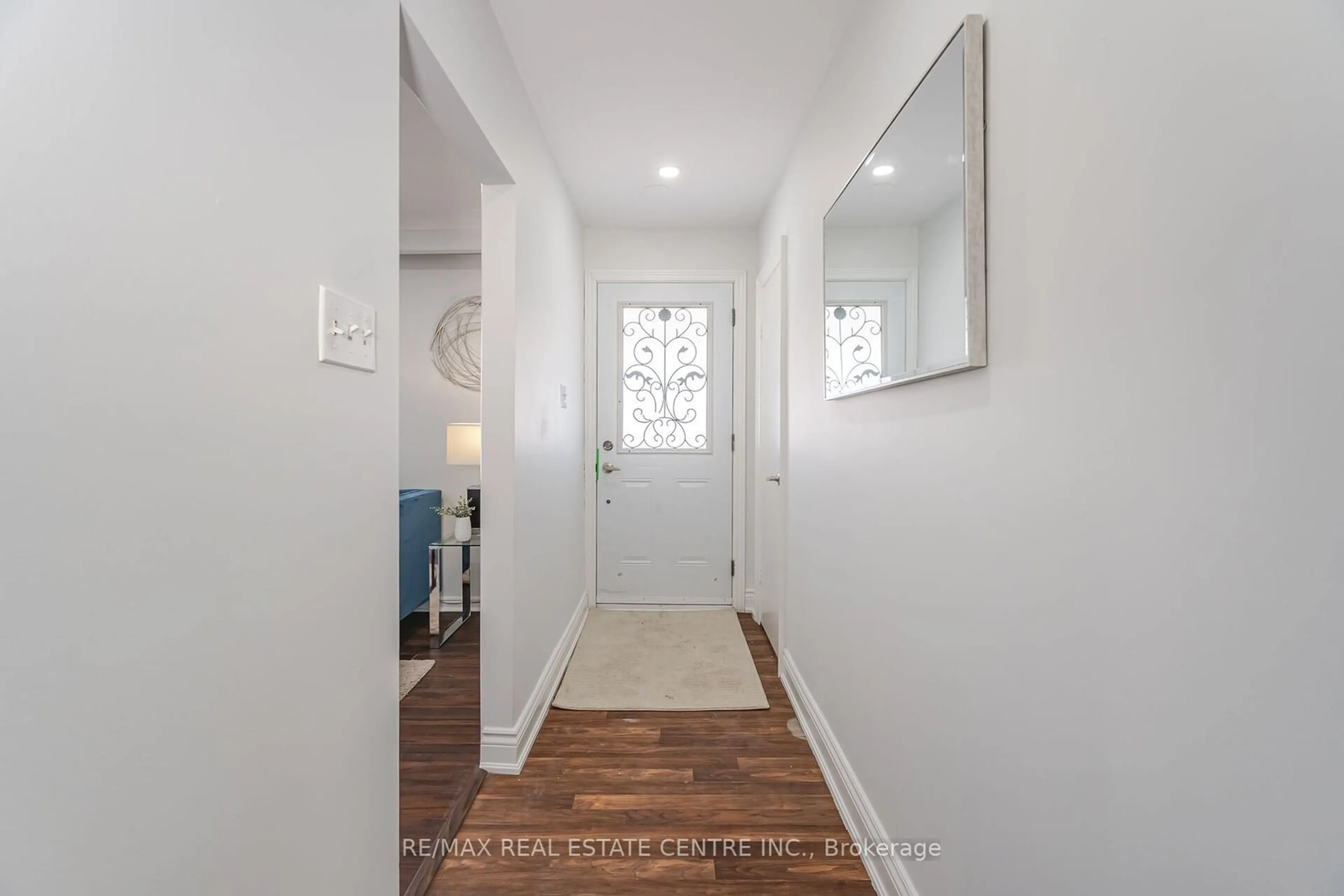 Indoor entryway for 35 Edgemont Dr, Brampton Ontario L6V 1K9