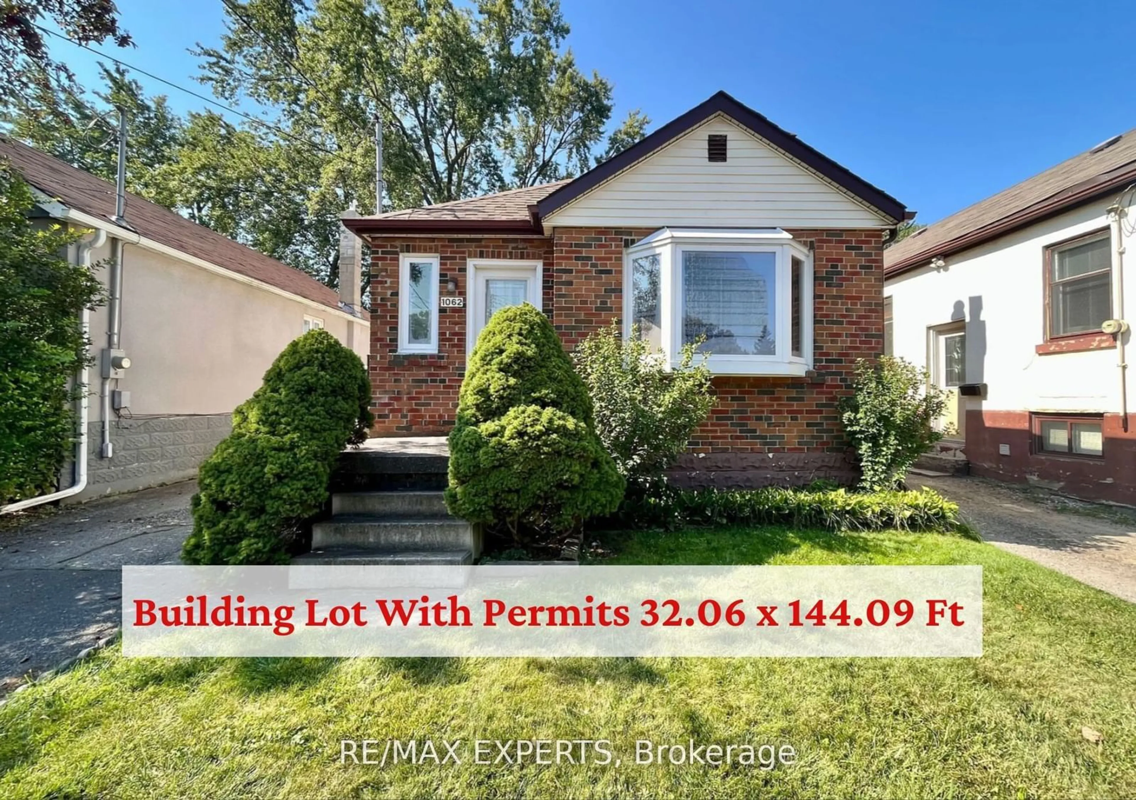 Home with brick exterior material, building for 1062 Alexandra Ave, Mississauga Ontario L5E 1Z8