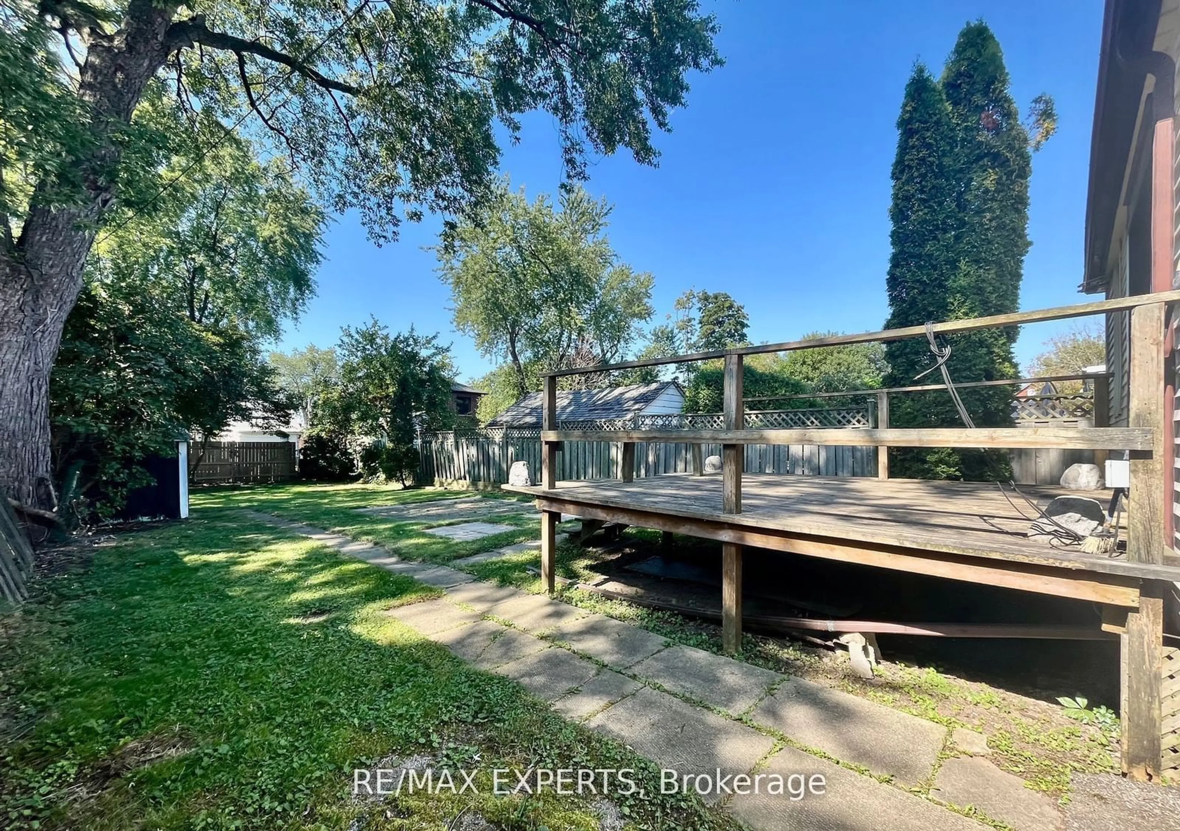 A pic from outside/outdoor area/front of a property/back of a property/a pic from drone, water/lake/river/ocean view for 1062 Alexandra Ave, Mississauga Ontario L5E 1Z8