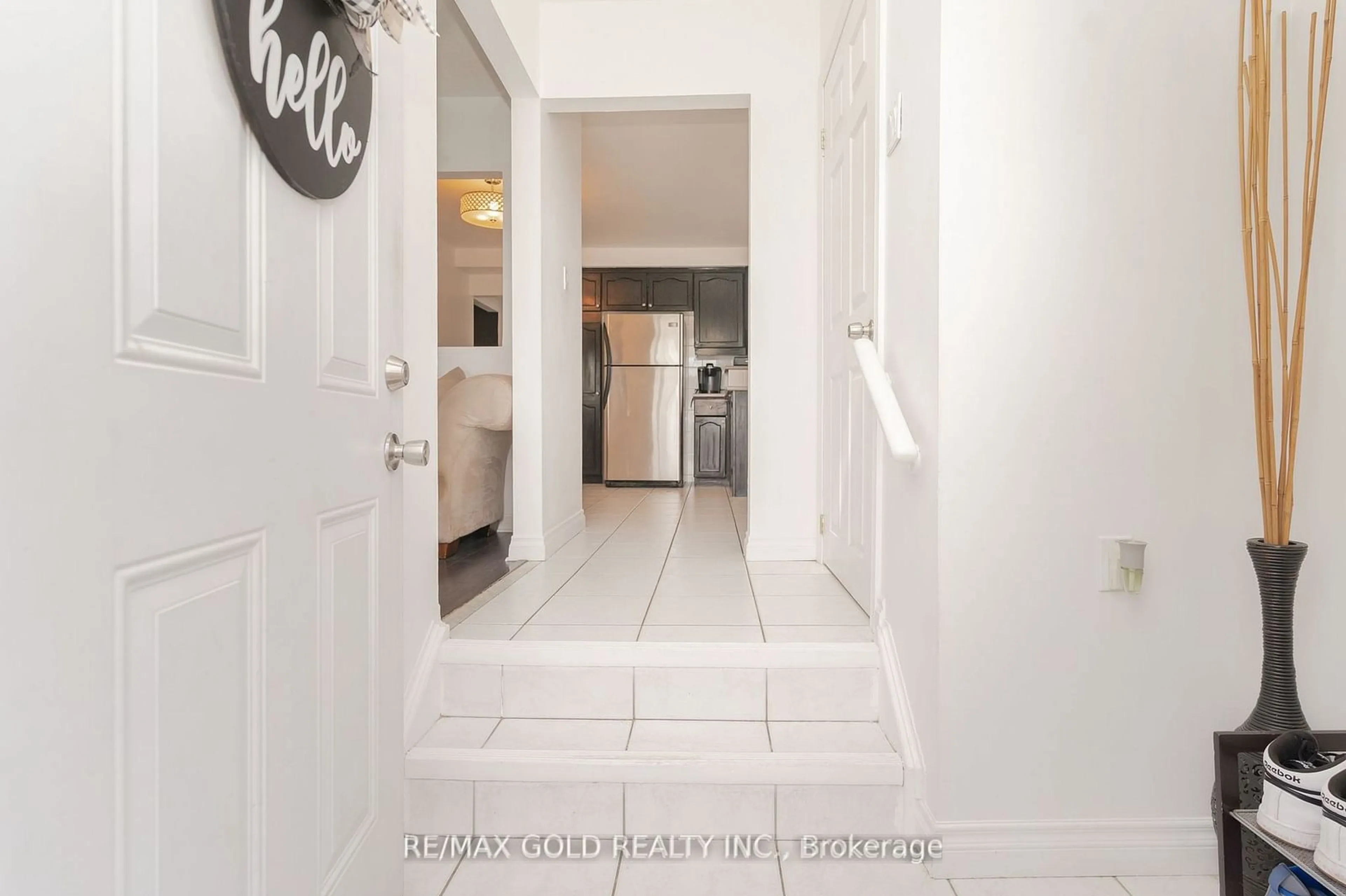 Indoor entryway for 15 Ava Crt, Brampton Ontario L6T 1L5