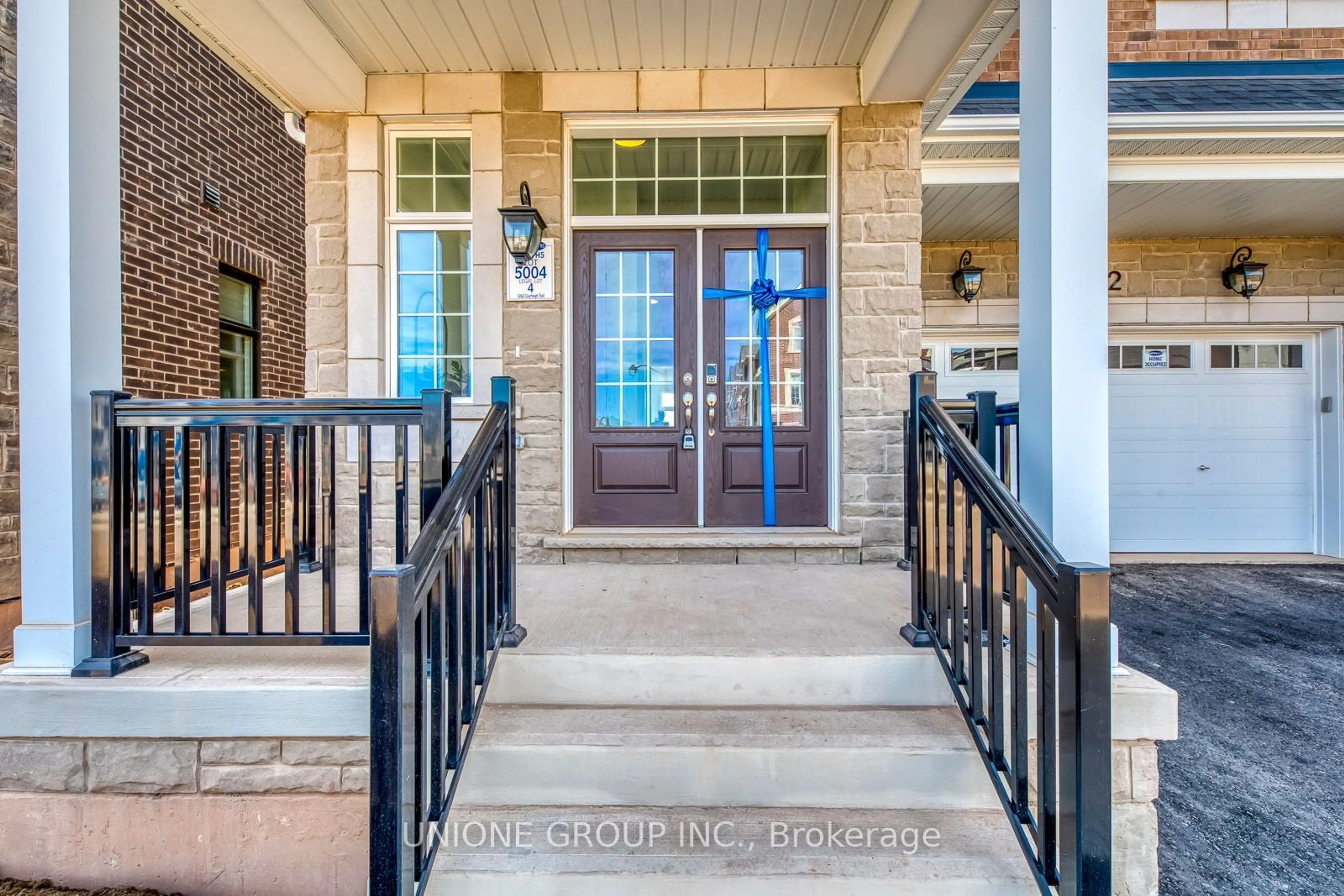 Indoor entryway for 1262 Courtleigh Tr, Oakville Ontario L6H 7G1