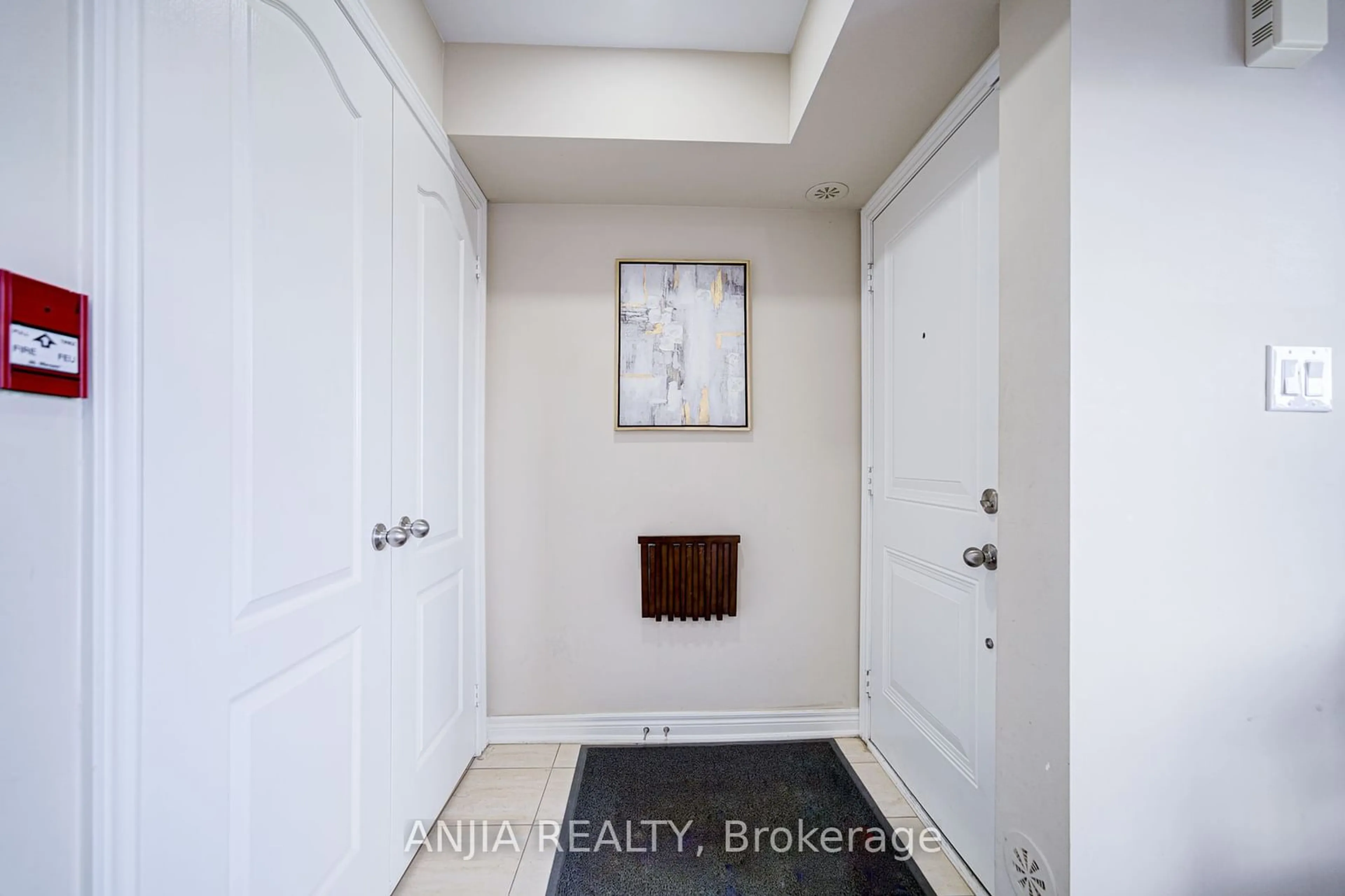 Indoor entryway for 51 Hays Blvd #10, Oakville Ontario L6H 0J1