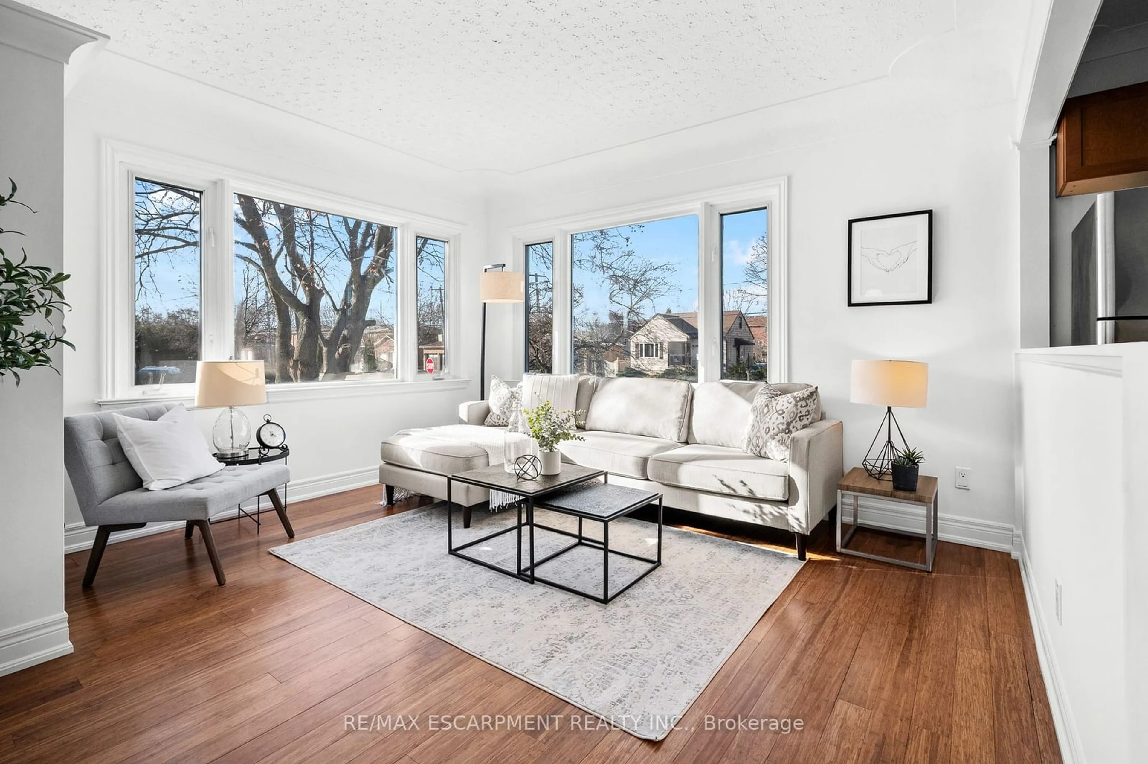 Living room with furniture, unknown for 1053 HELENA St, Burlington Ontario L7R 3V5