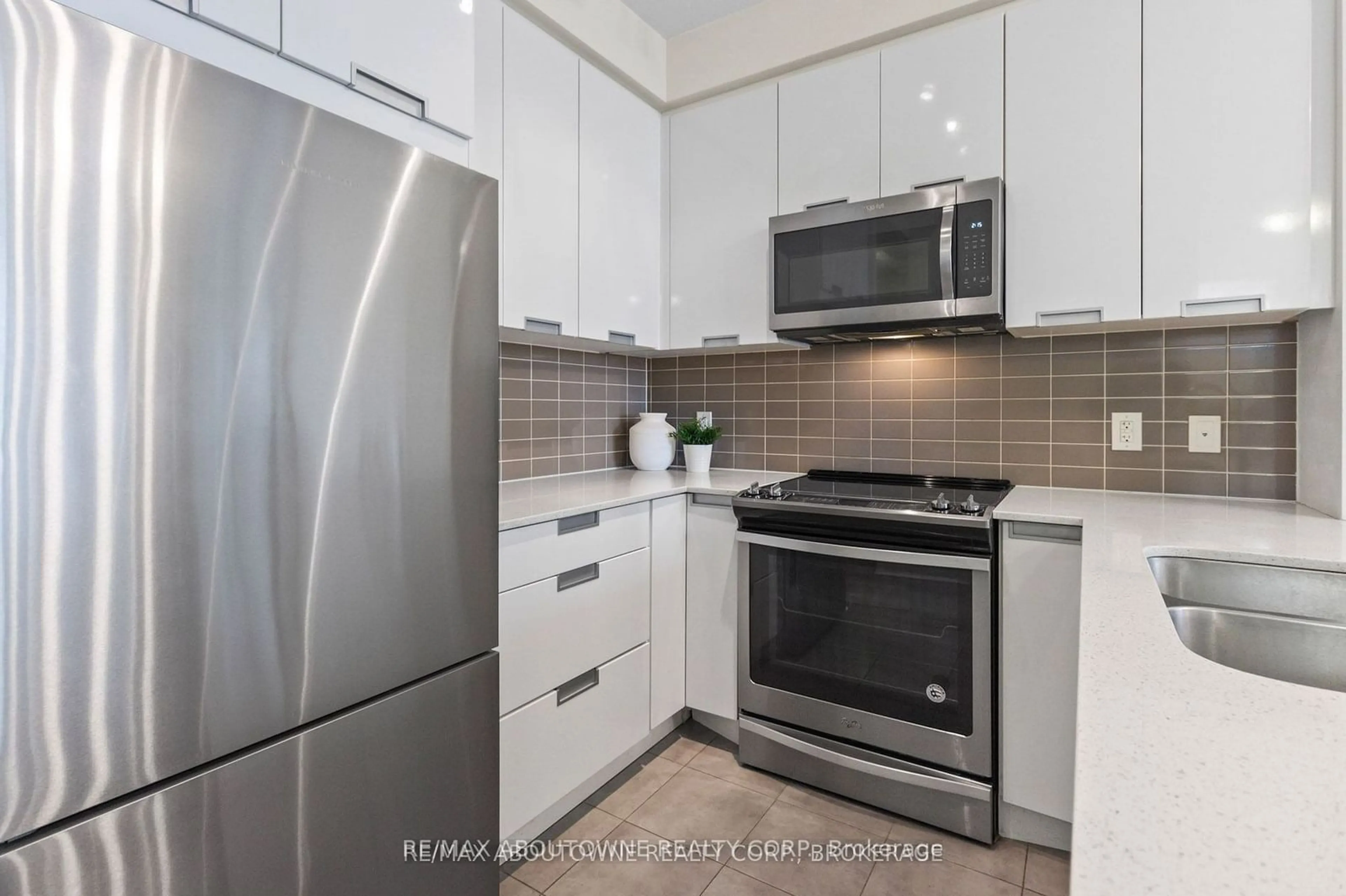 Standard kitchen, ceramic/tile floor for 5033 Four Springs Ave #1811, Mississauga Ontario L5R 0G6