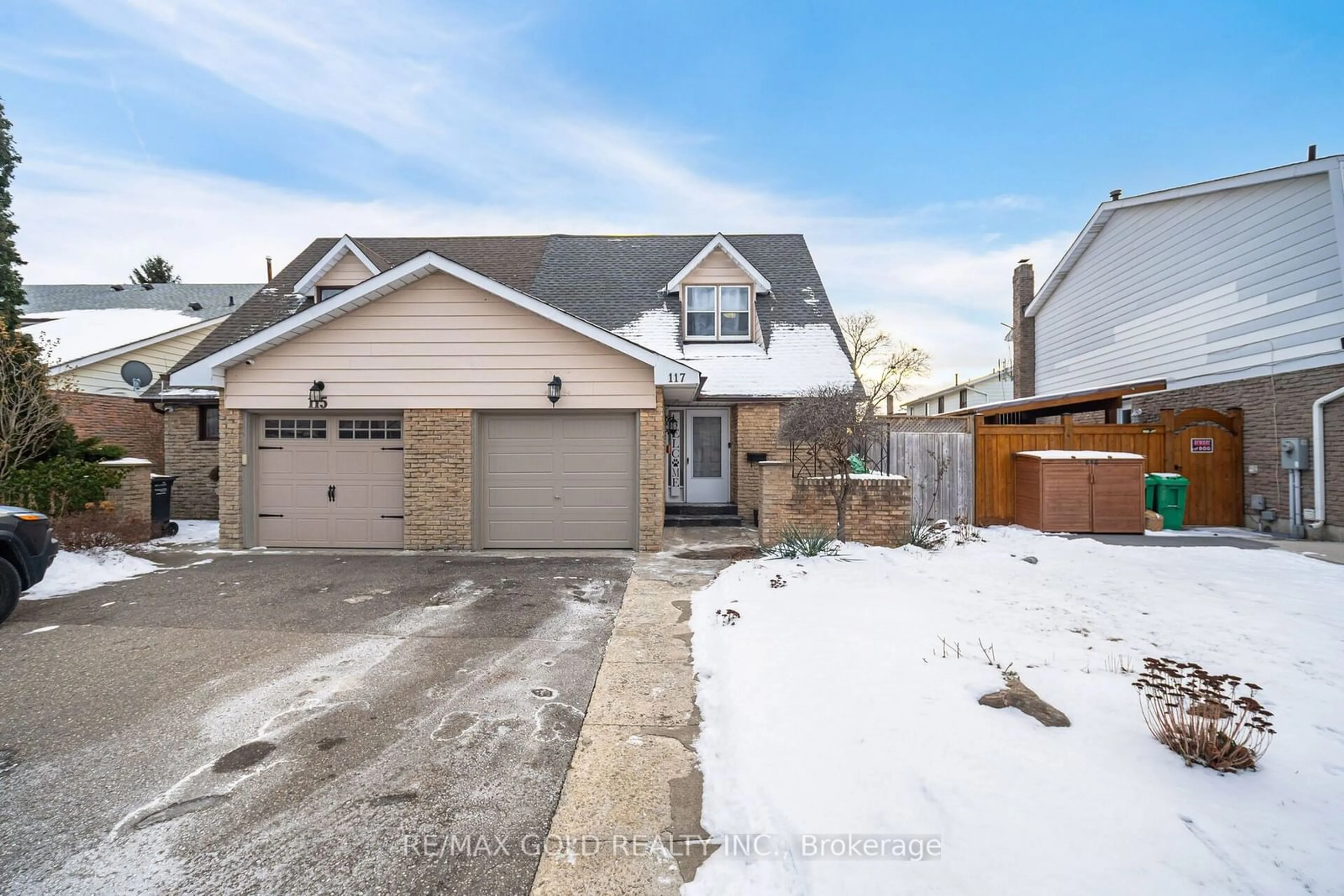 A pic from outside/outdoor area/front of a property/back of a property/a pic from drone, street for 117 BEECH St, Brampton Ontario L6V 2Z2