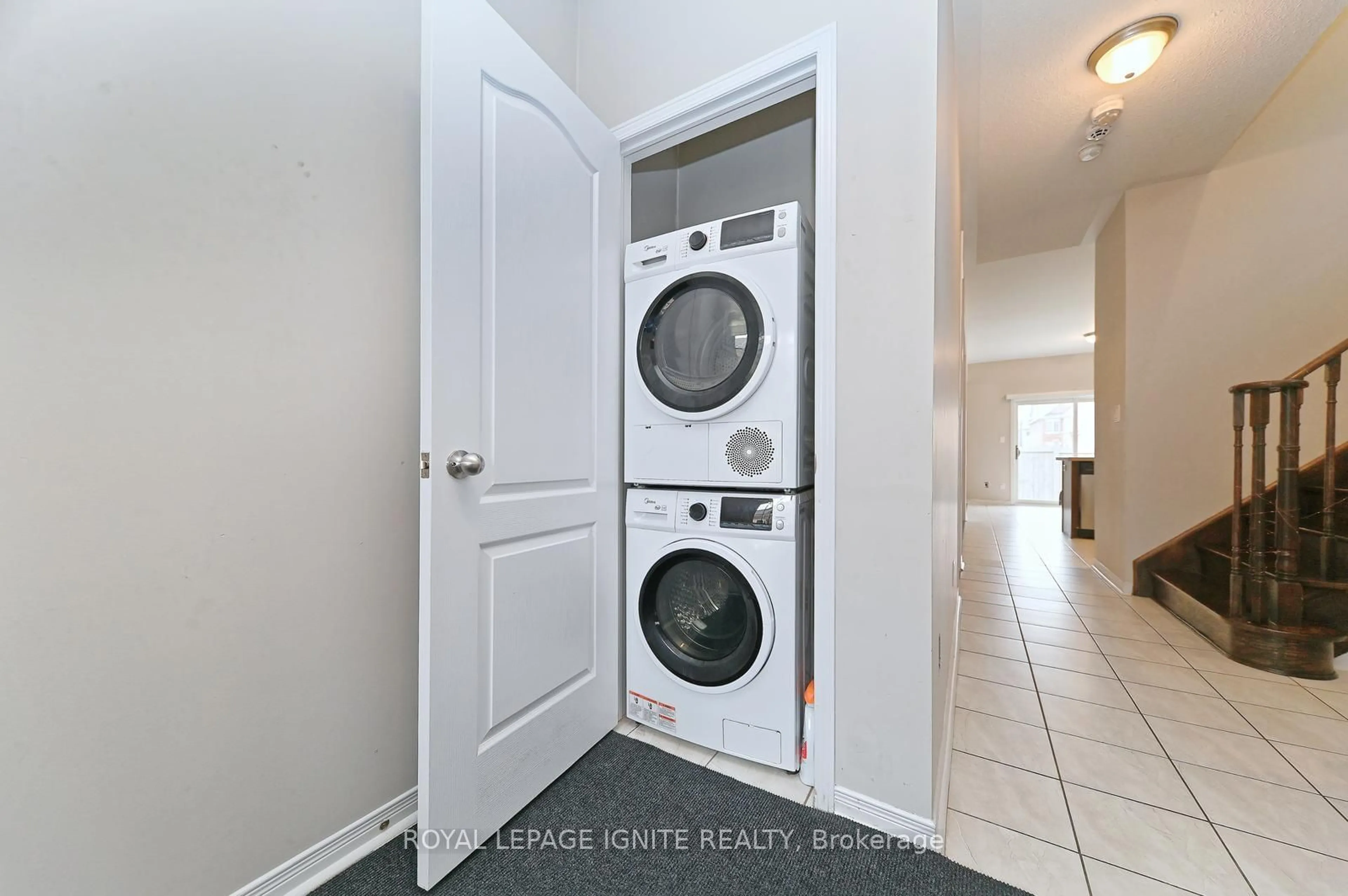 Laundry room for 22 Thornapple St, Brampton Ontario L6R 3X2