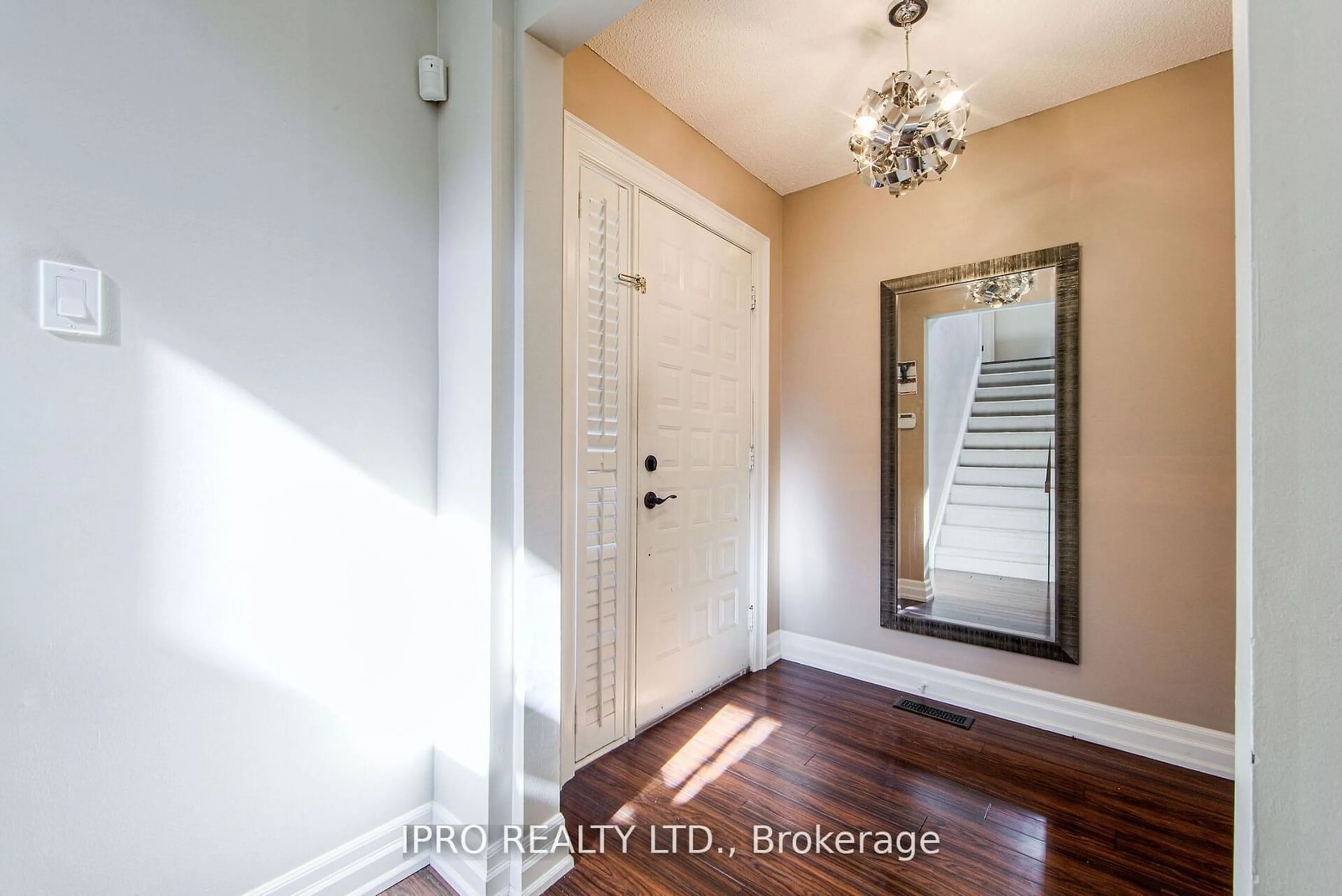 Indoor entryway for 4193 Powderhorn Cres, Mississauga Ontario L5L 3B8