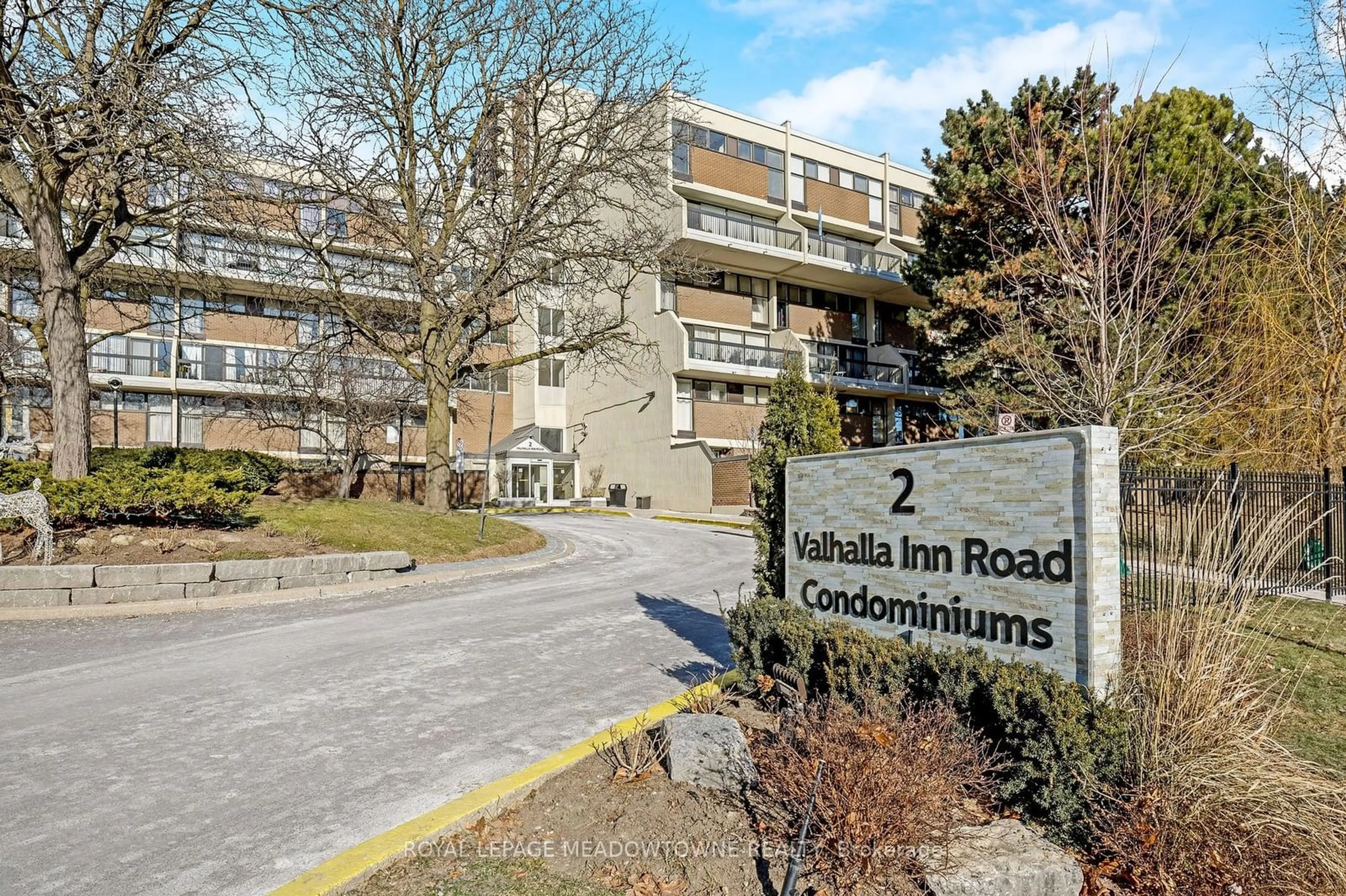 Indoor foyer for 2 Valhalla Inn Rd #215, Toronto Ontario M9B 6C3