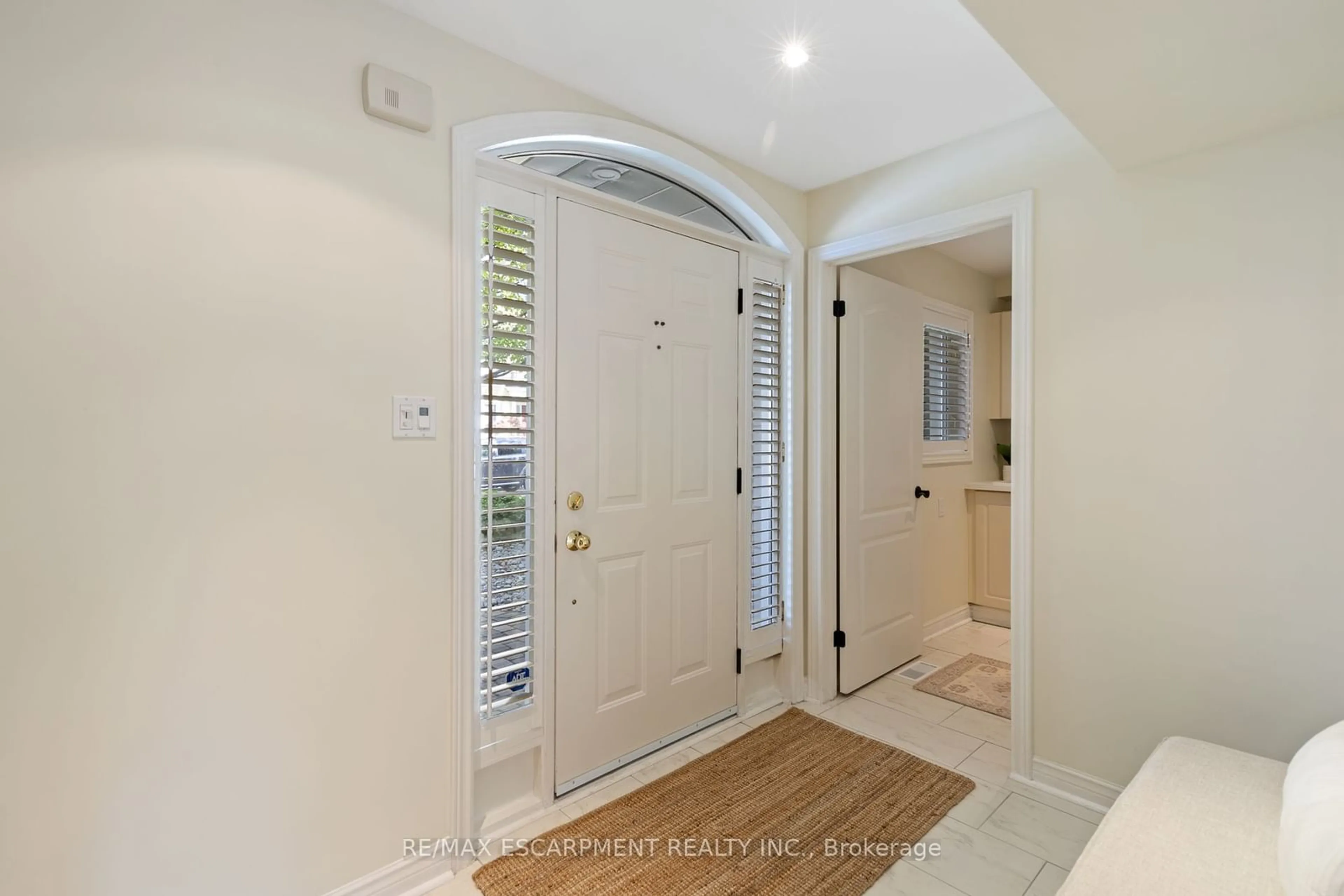 Indoor entryway for 126 Brant St, Oakville Ontario L6K 3X6