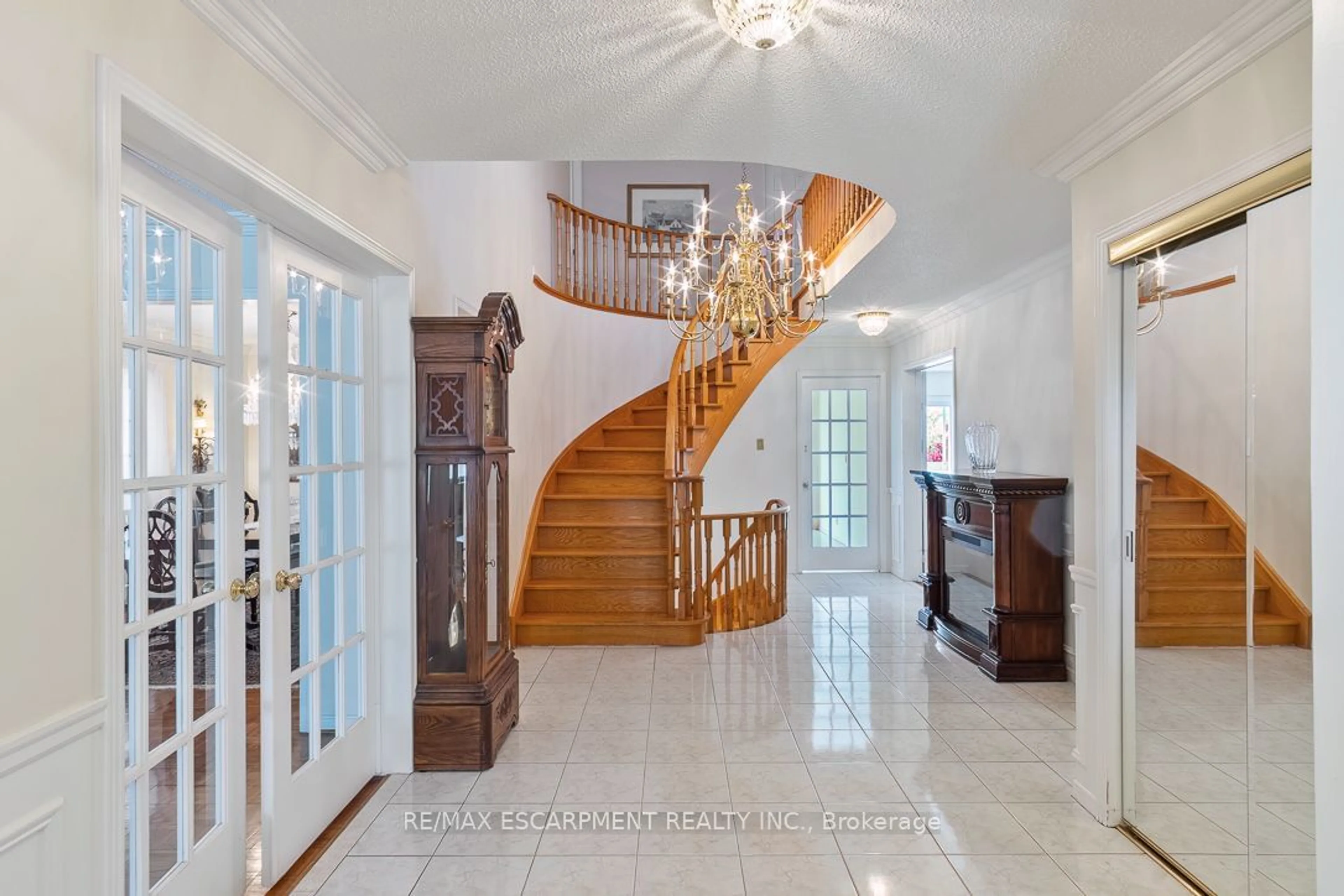 Indoor foyer for 1983 Roy Ivor Cres, Mississauga Ontario L5L 3N7