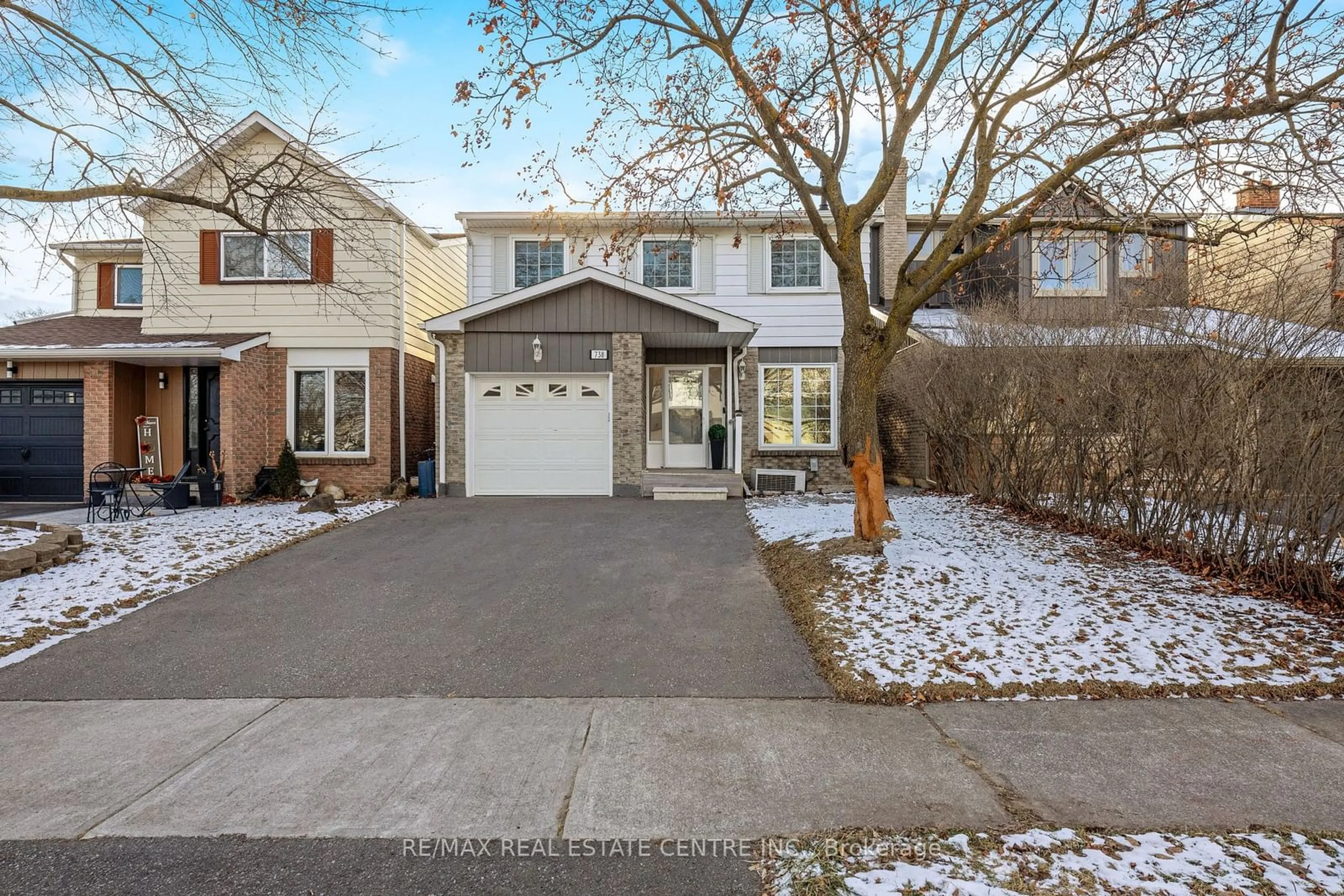 Home with vinyl exterior material, street for 738 Briar Cres, Milton Ontario L9T 3Z8