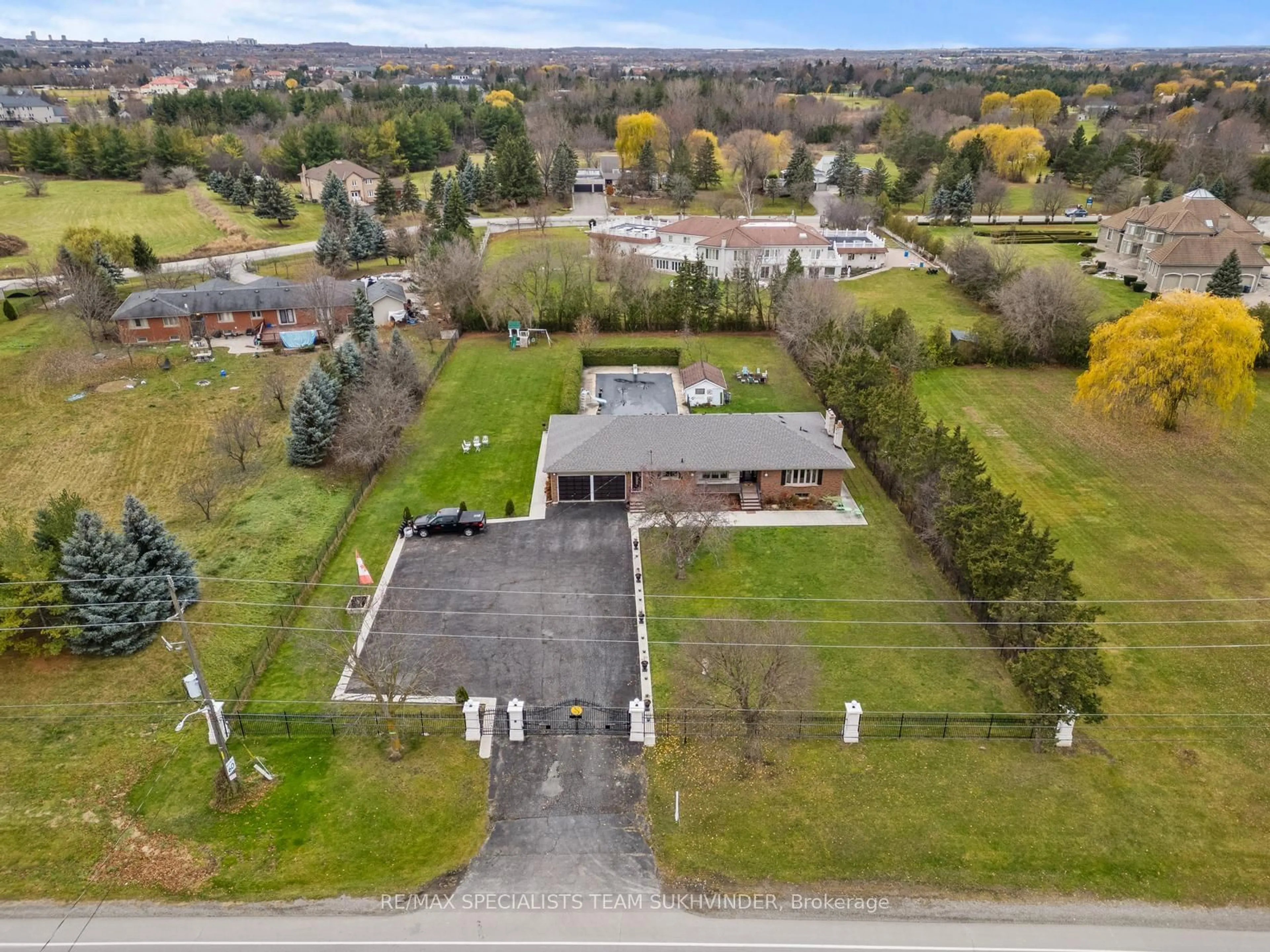 A pic from outside/outdoor area/front of a property/back of a property/a pic from drone, unknown for 10604 Mcvean Dr, Brampton Ontario L6P 0J6