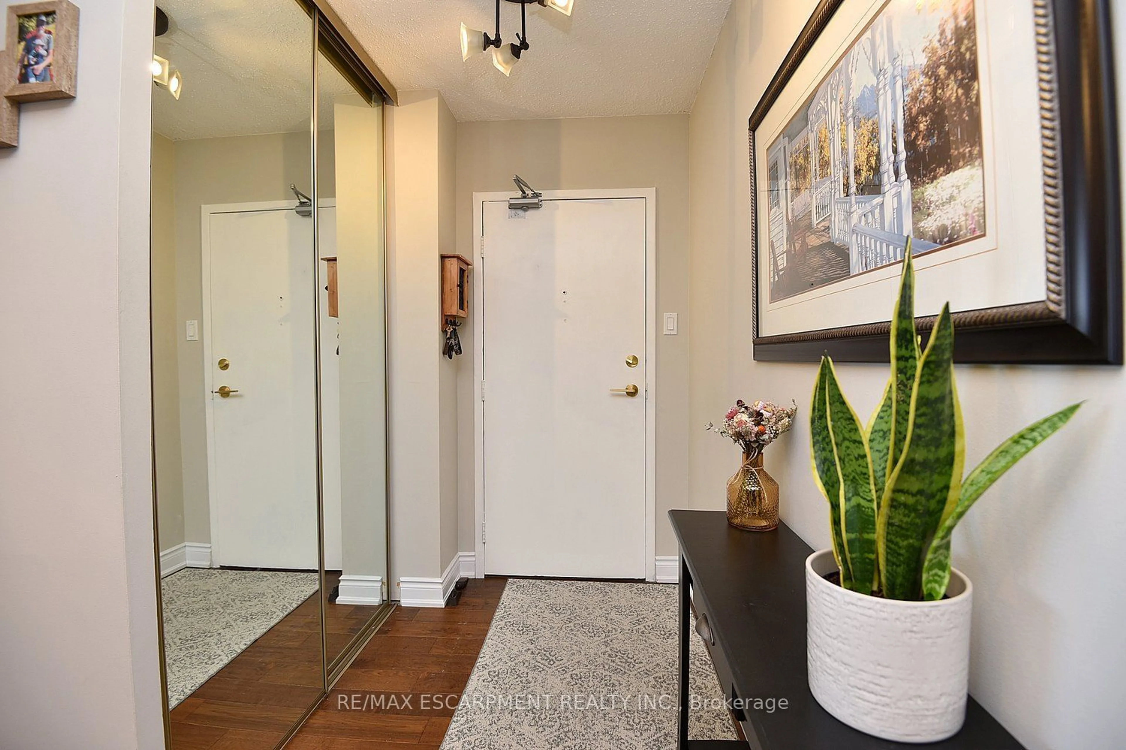 Indoor entryway for 2055 Upper Middle Rd #1502, Burlington Ontario L7P 3P4