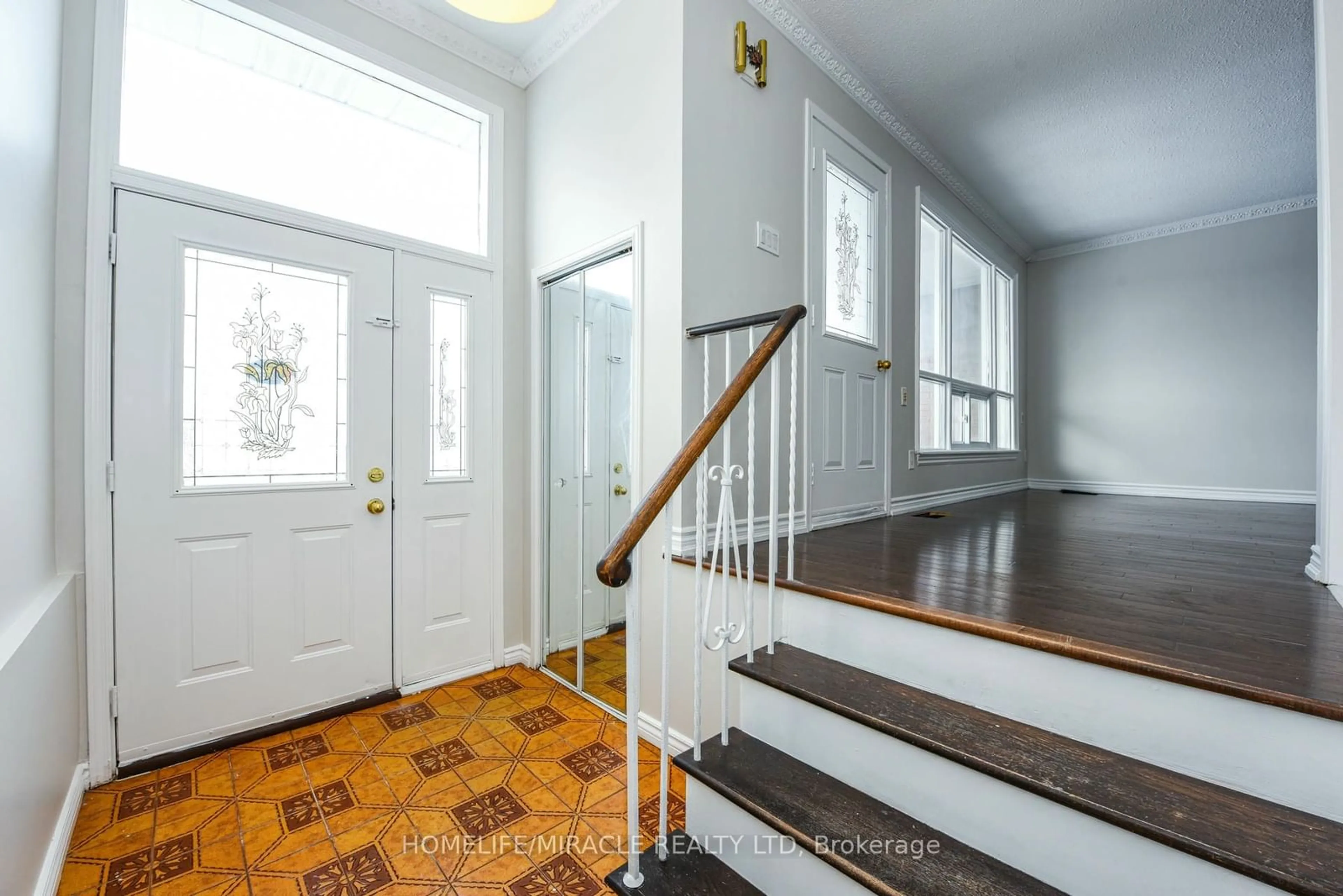 Indoor entryway for 102 Jade Cres, Brampton Ontario L6S 3M8