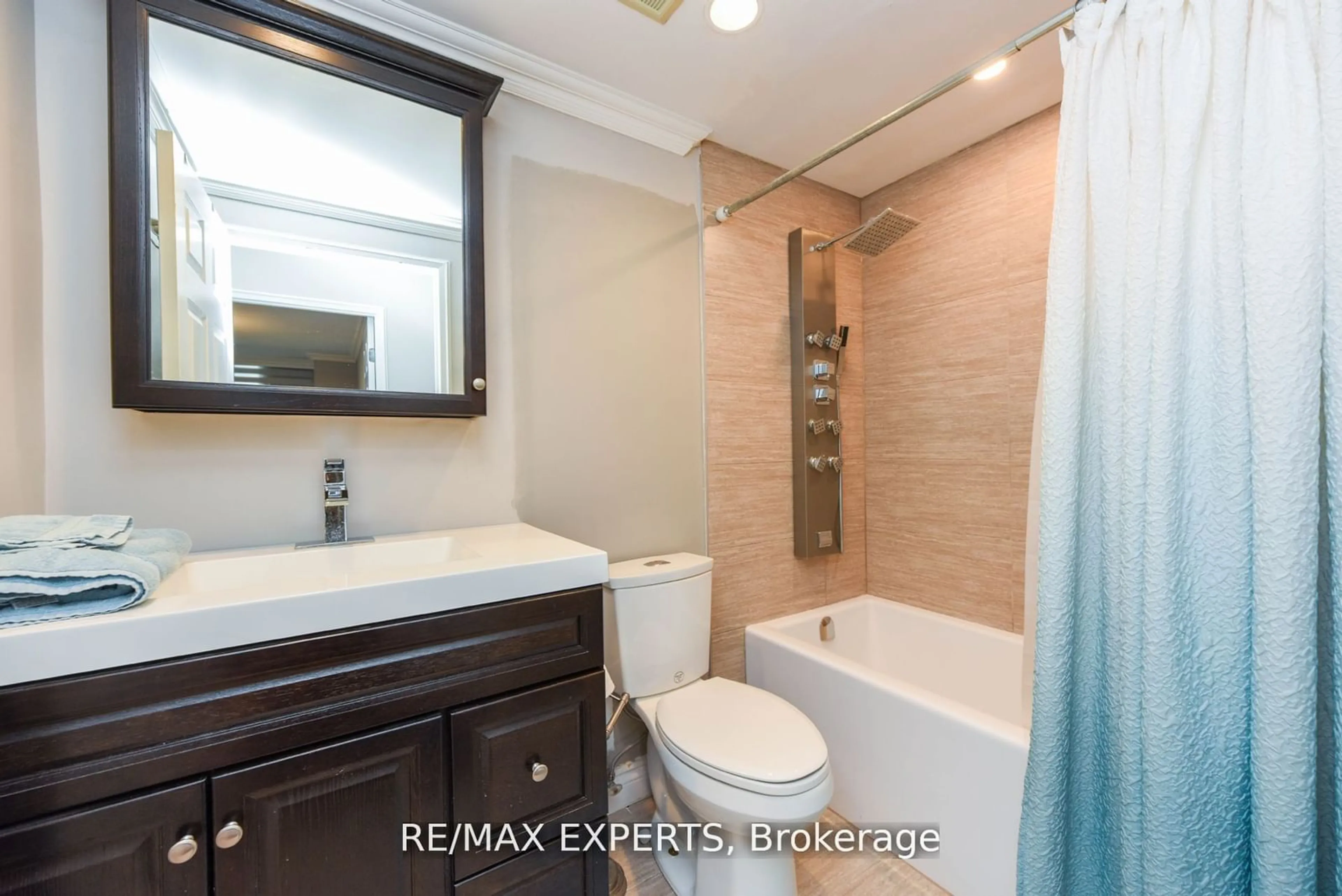 Standard bathroom, ceramic/tile floor for 4460 Tucana Crt #Ph02, Mississauga Ontario L5R 3K9