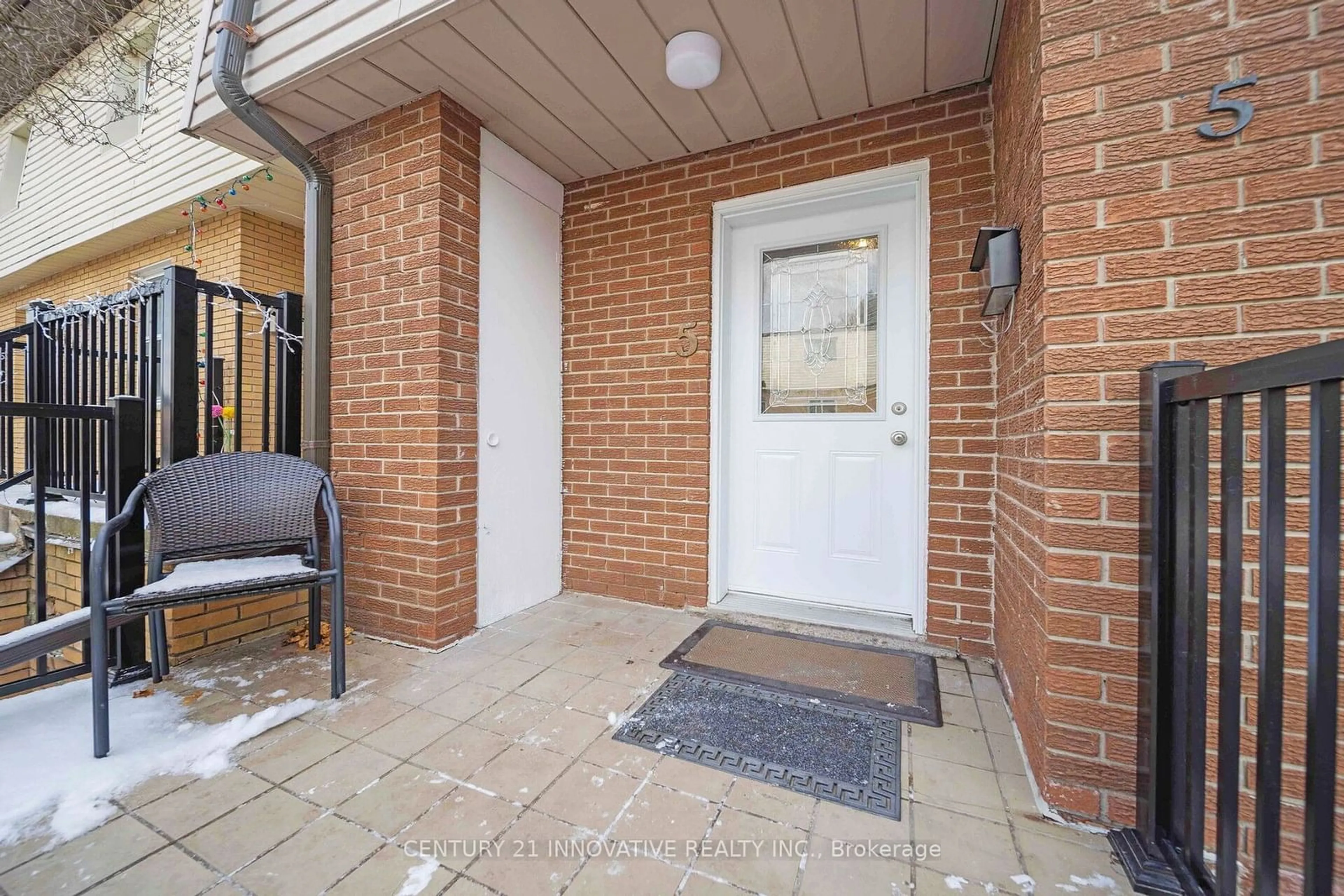 Indoor entryway for 3175 Kirwin Ave #5, Mississauga Ontario L5A 3M4