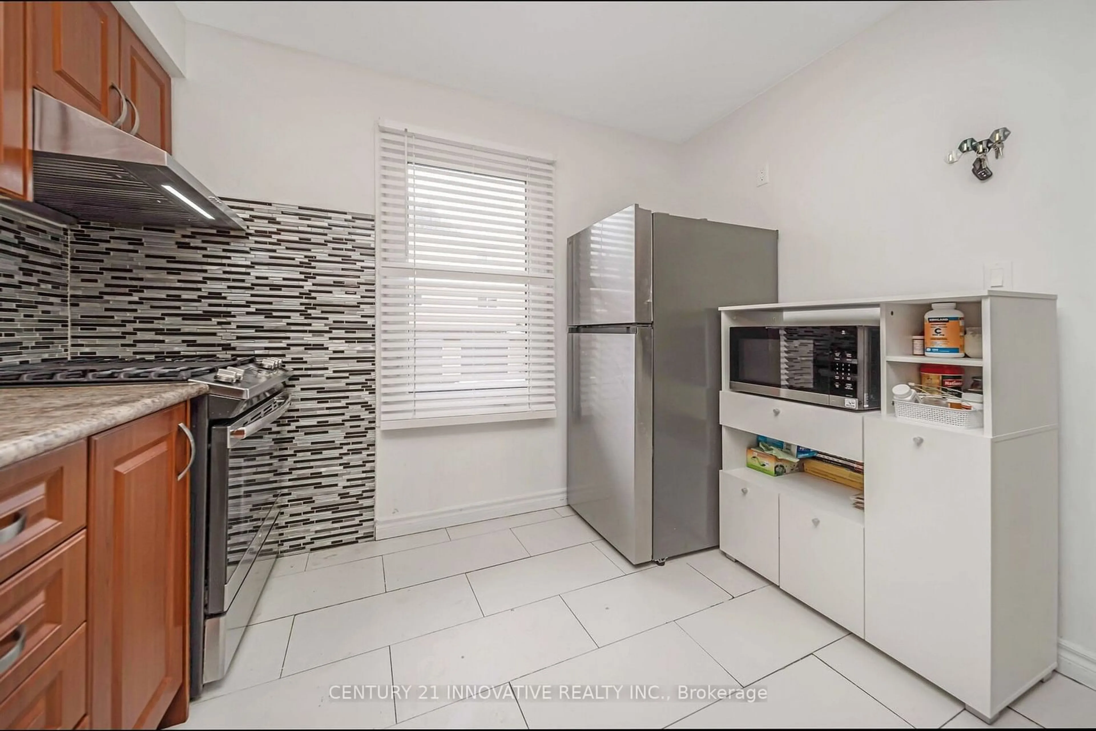 Standard kitchen, ceramic/tile floor for 3175 Kirwin Ave #5, Mississauga Ontario L5A 3M4