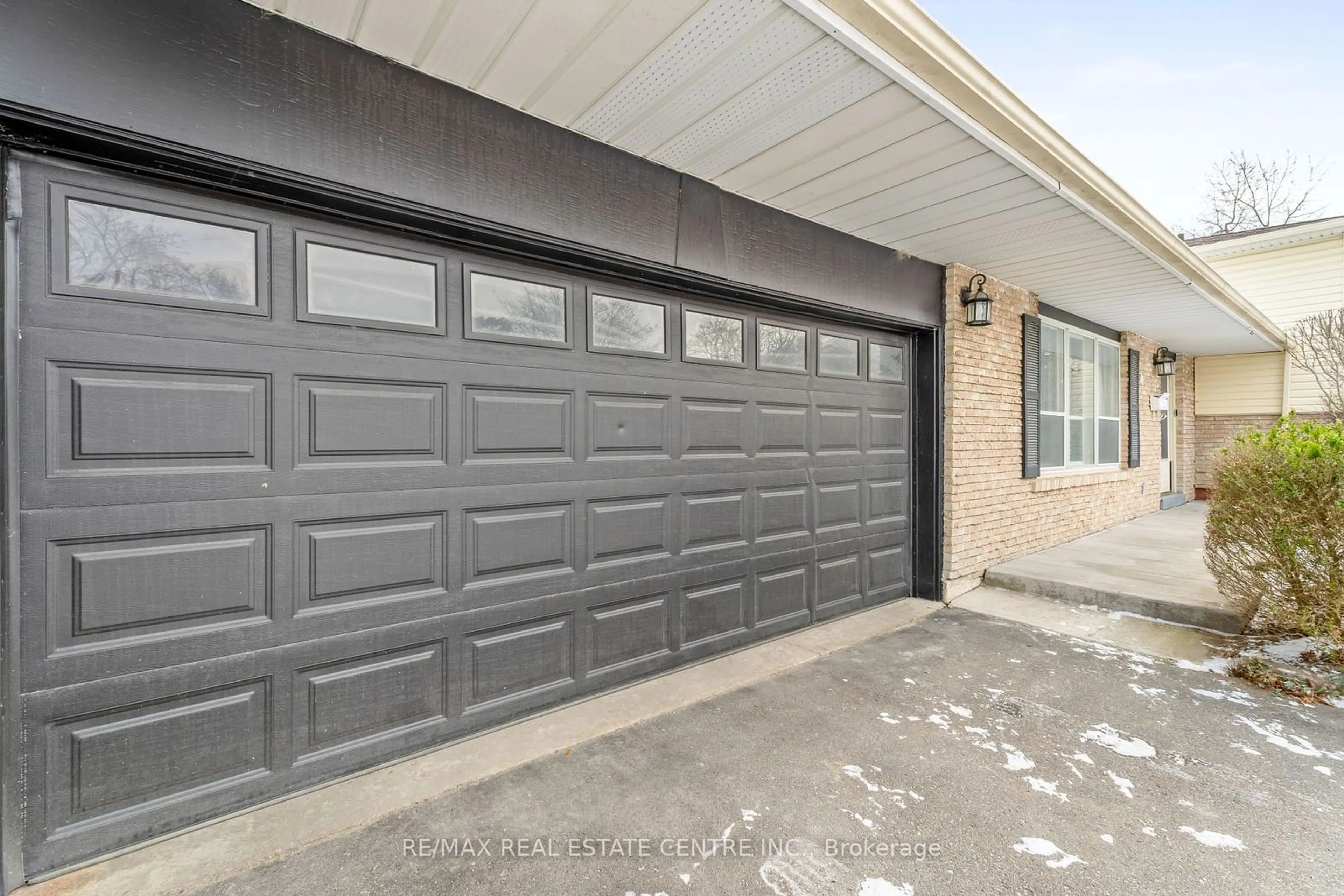 Indoor garage for 48 Jasper Cres, Brampton Ontario L6S 2G2