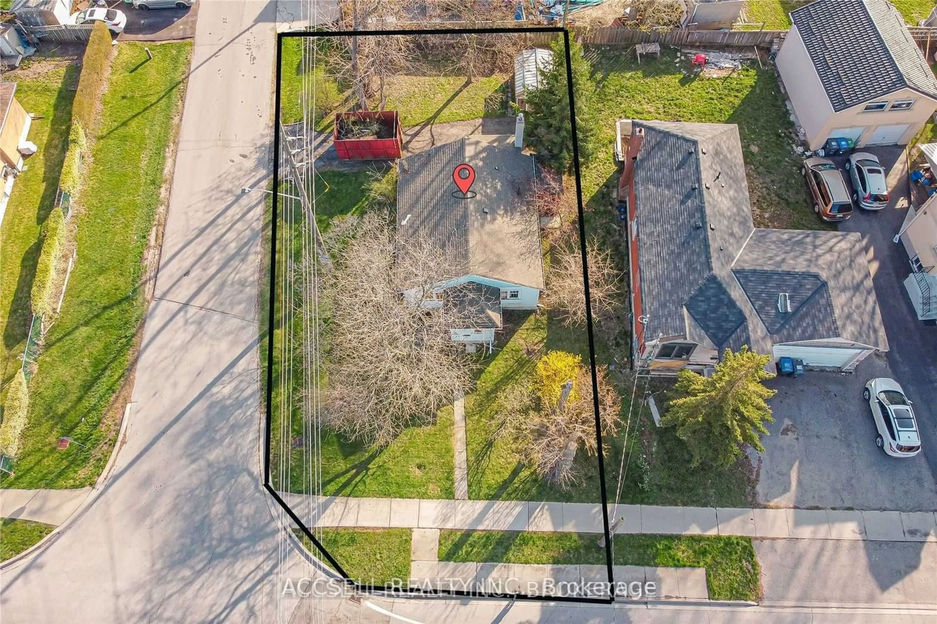 A pic from outside/outdoor area/front of a property/back of a property/a pic from drone, street for 1060 Ogden Ave, Mississauga Ontario L5E 2G6