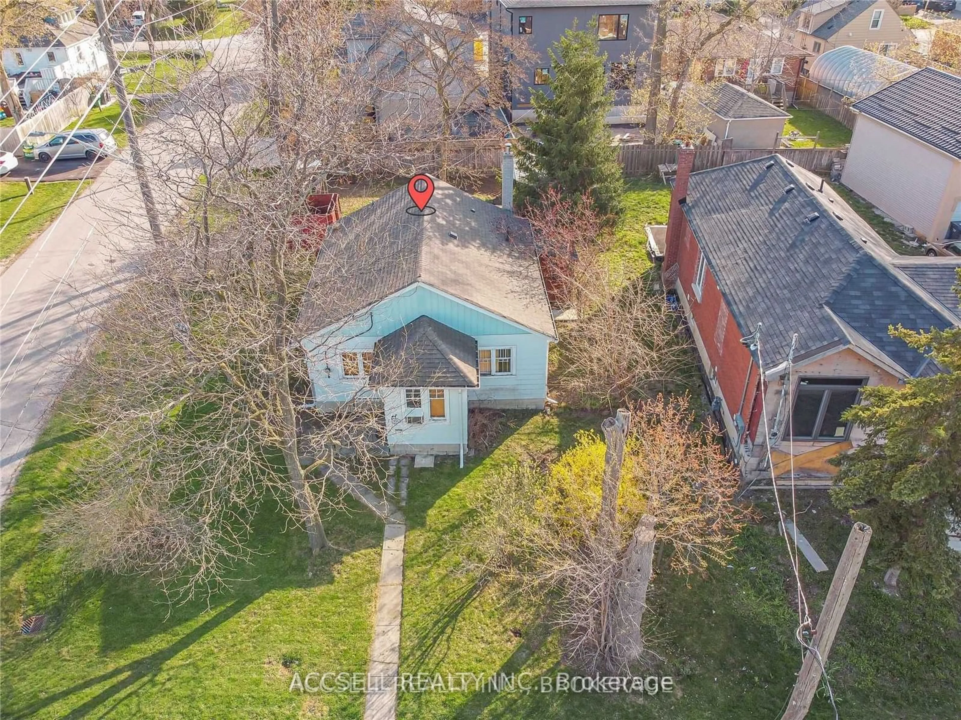 A pic from outside/outdoor area/front of a property/back of a property/a pic from drone, street for 1060 Ogden Ave, Mississauga Ontario L5E 2G6