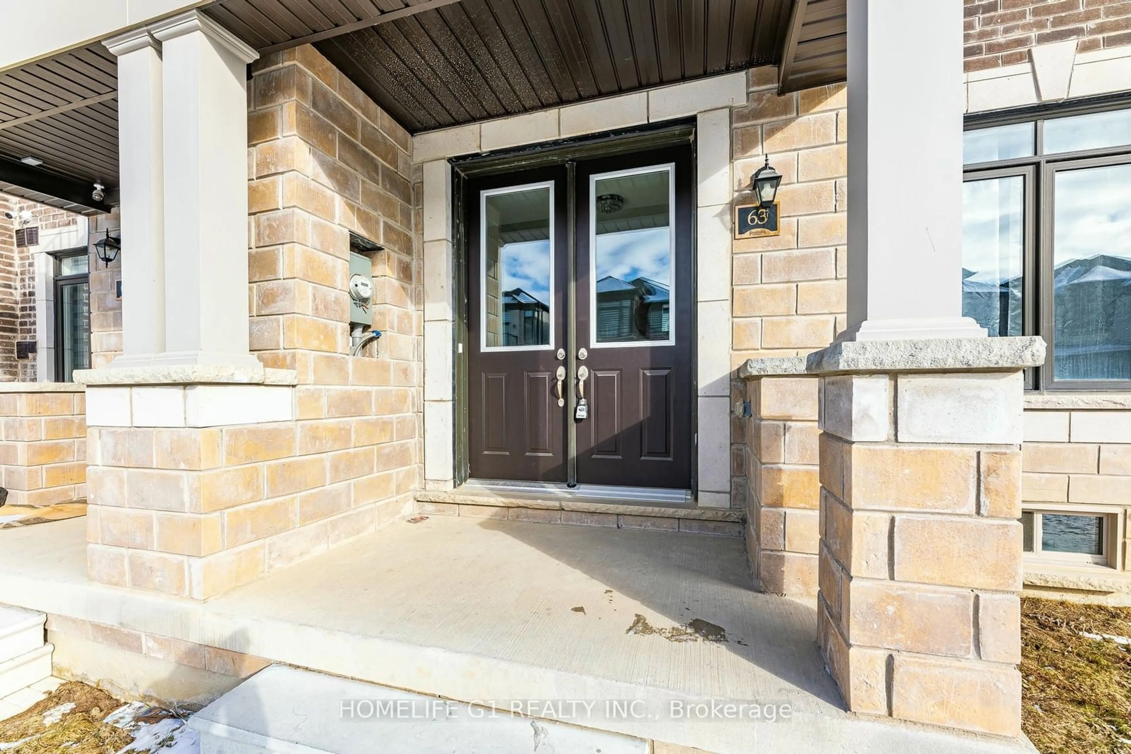 Indoor entryway for 63 Minnock St, Caledon Ontario L7C 1Z9