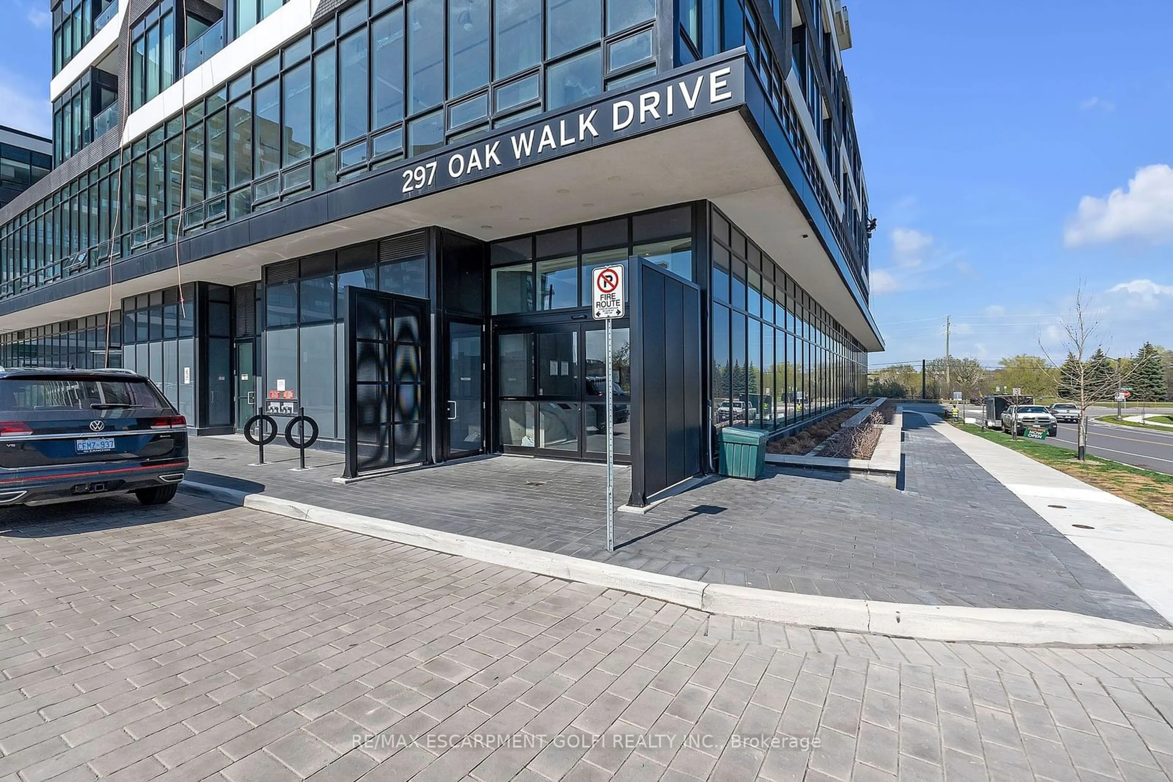 Indoor foyer for 297 Oak Walk Dr #1106, Oakville Ontario L6H 3R6