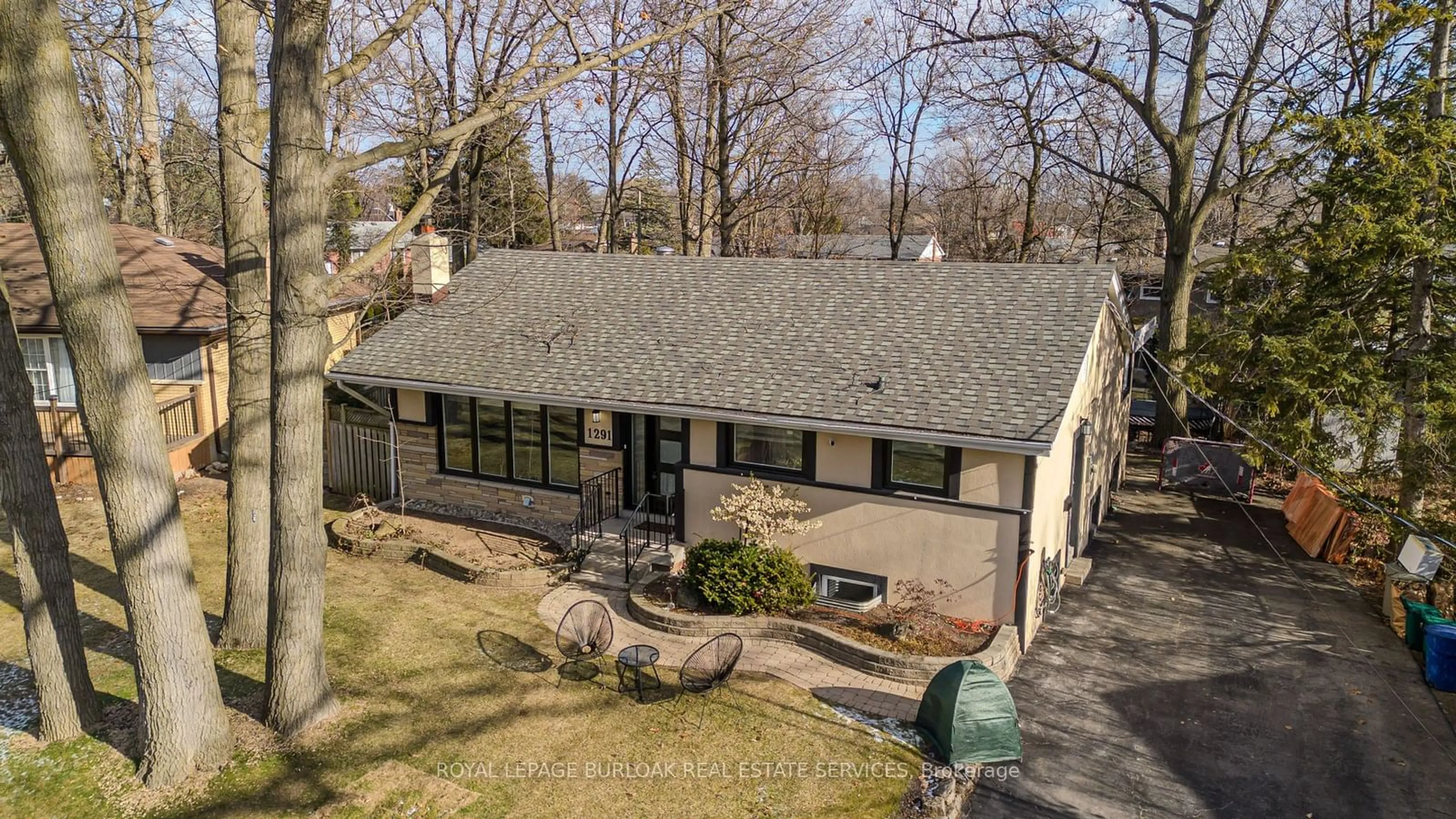 A pic from outside/outdoor area/front of a property/back of a property/a pic from drone, unknown for 1291 Princeton Cres, Burlington Ontario L7P 2K4