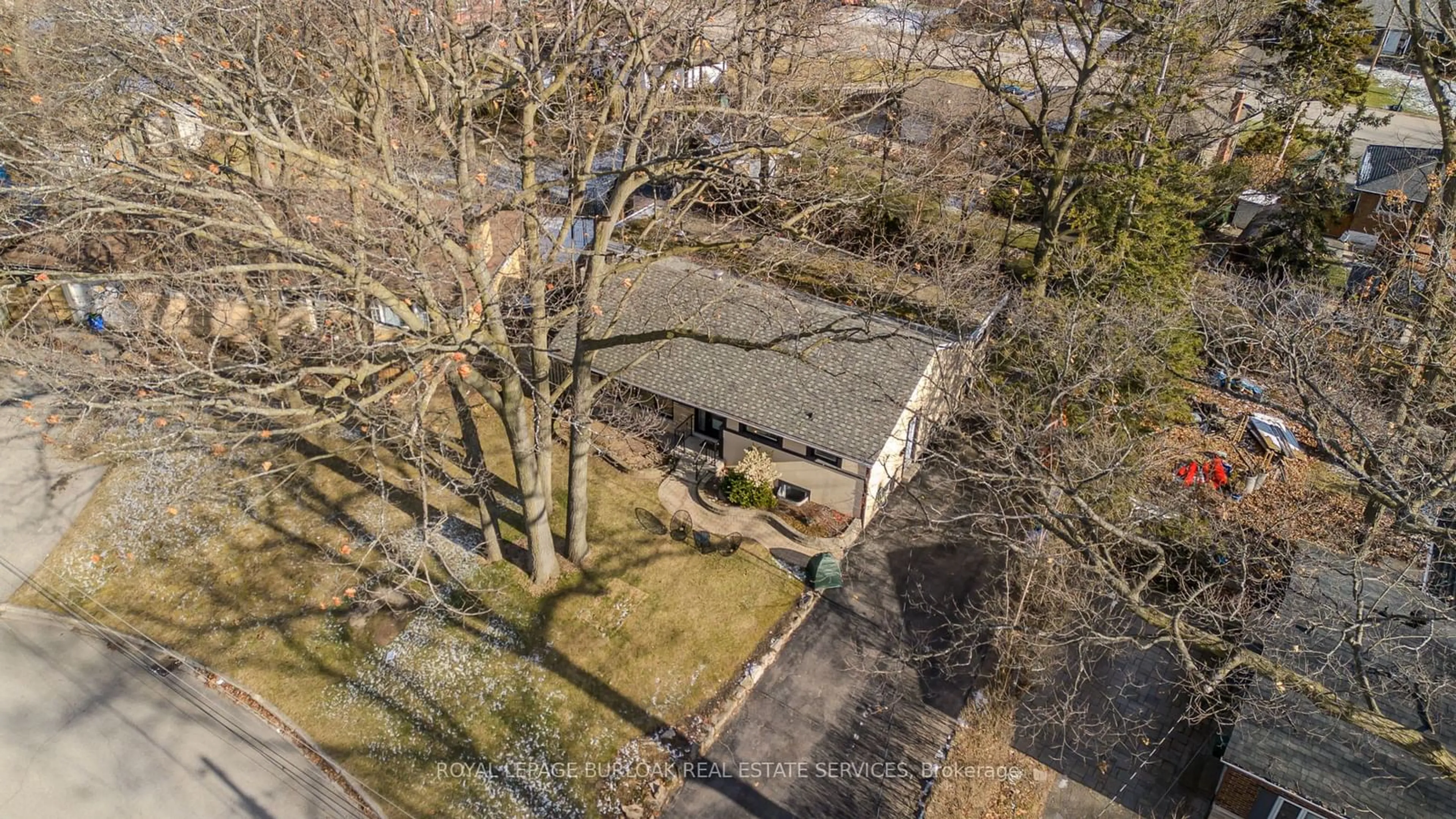 A pic from outside/outdoor area/front of a property/back of a property/a pic from drone, street for 1291 Princeton Cres, Burlington Ontario L7P 2K4