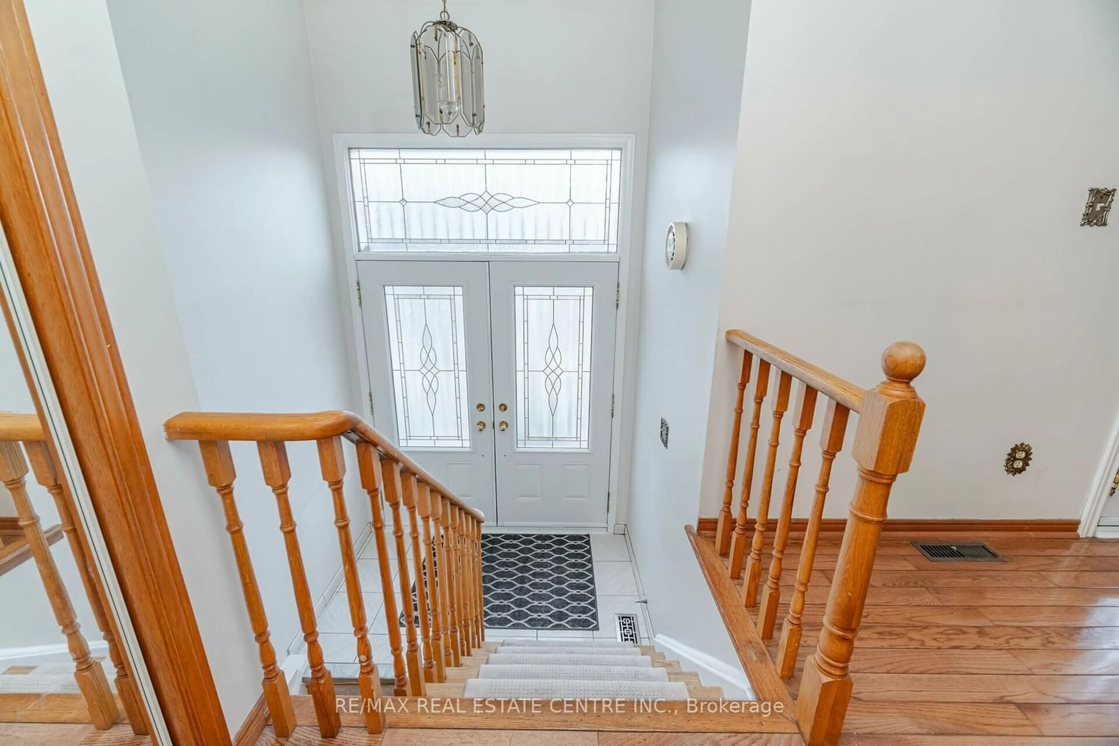 Indoor entryway for 1639 Corkstone Gl, Mississauga Ontario L4W 2E9