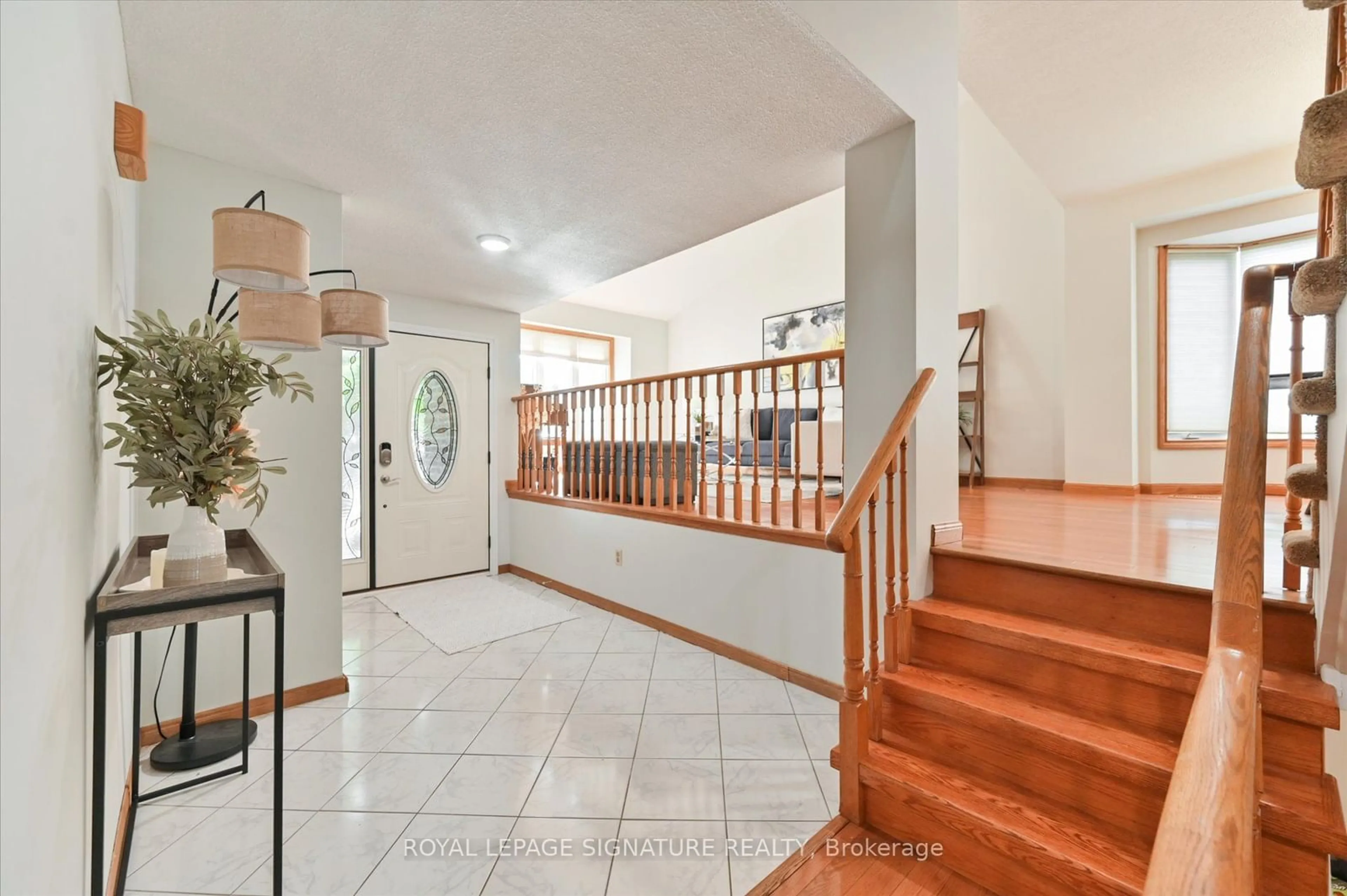 Indoor foyer for 2368 Folkway Dr, Mississauga Ontario L5L 3B6