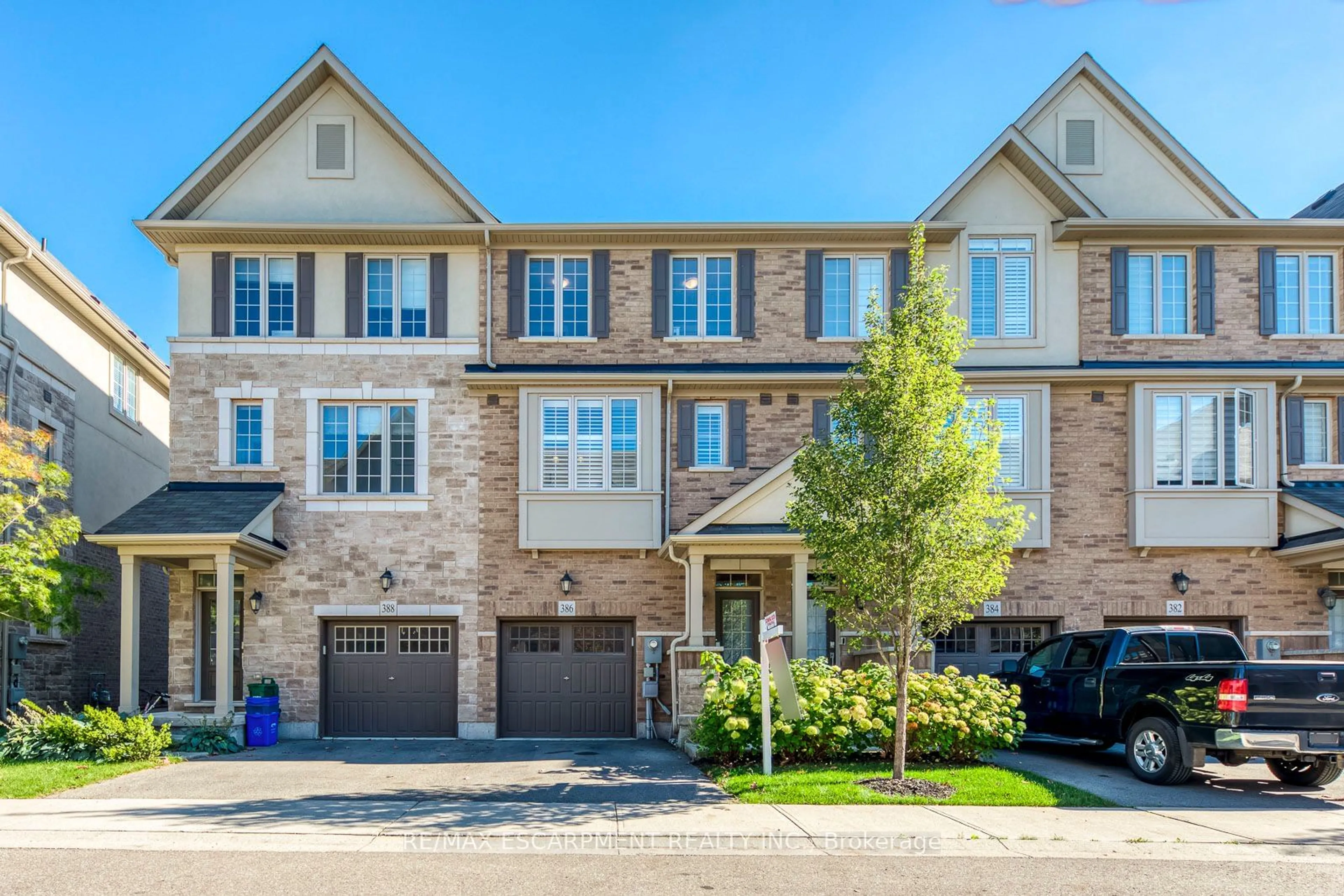 Home with brick exterior material, street for 386 Belcourt Common, Oakville Ontario L6H 0R1