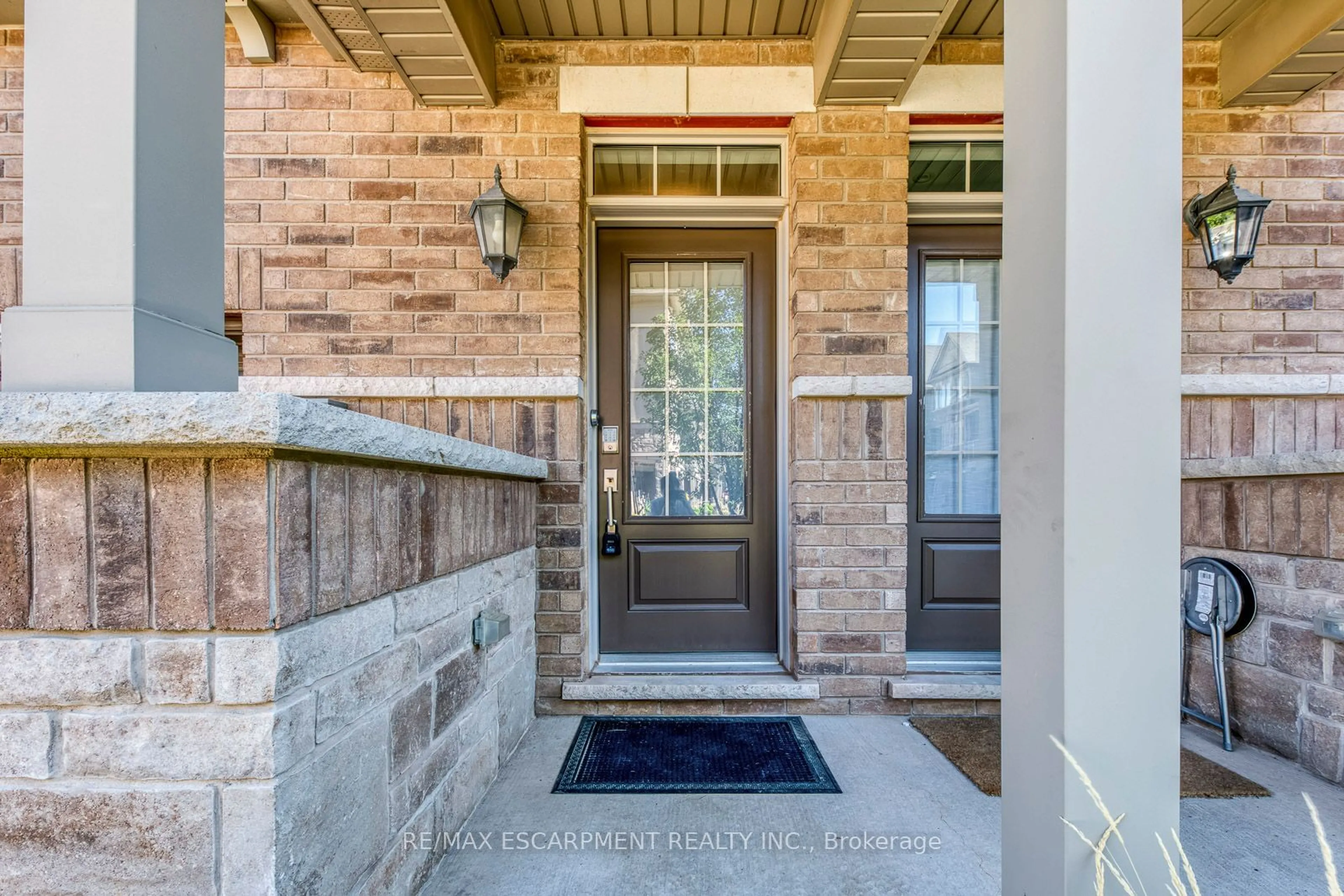 Indoor entryway for 386 Belcourt Common, Oakville Ontario L6H 0R1