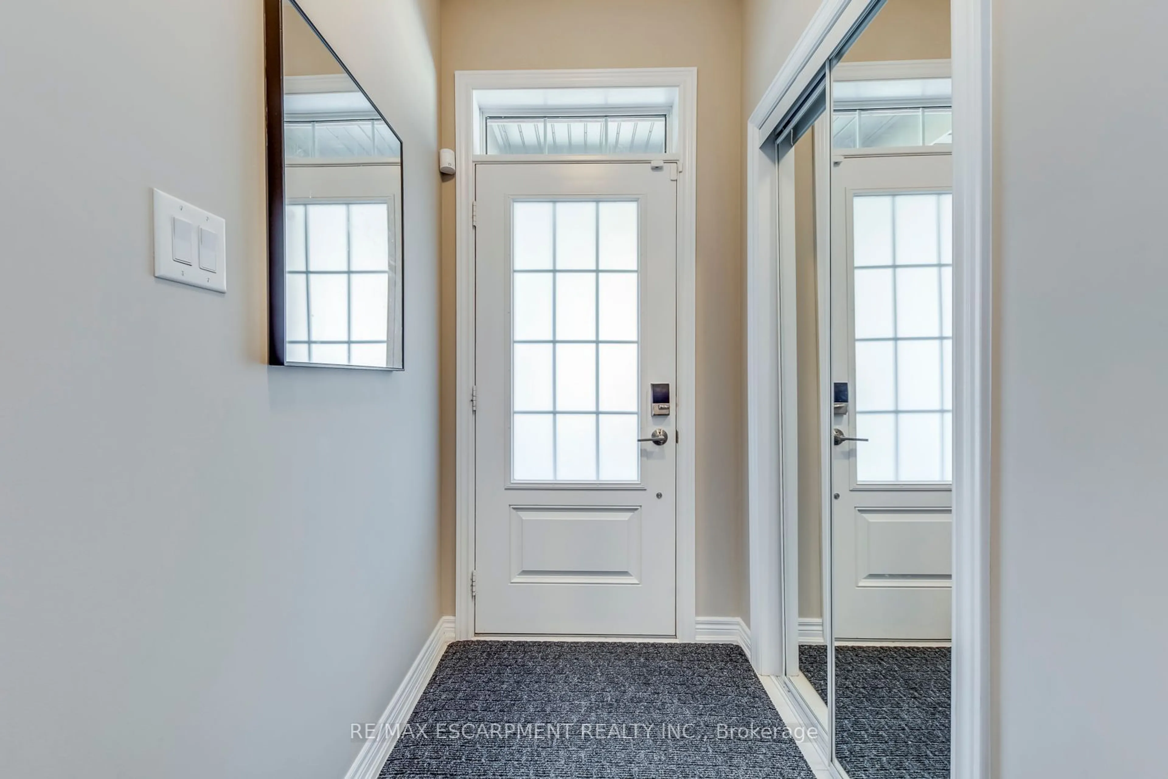 Indoor entryway for 386 Belcourt Common, Oakville Ontario L6H 0R1