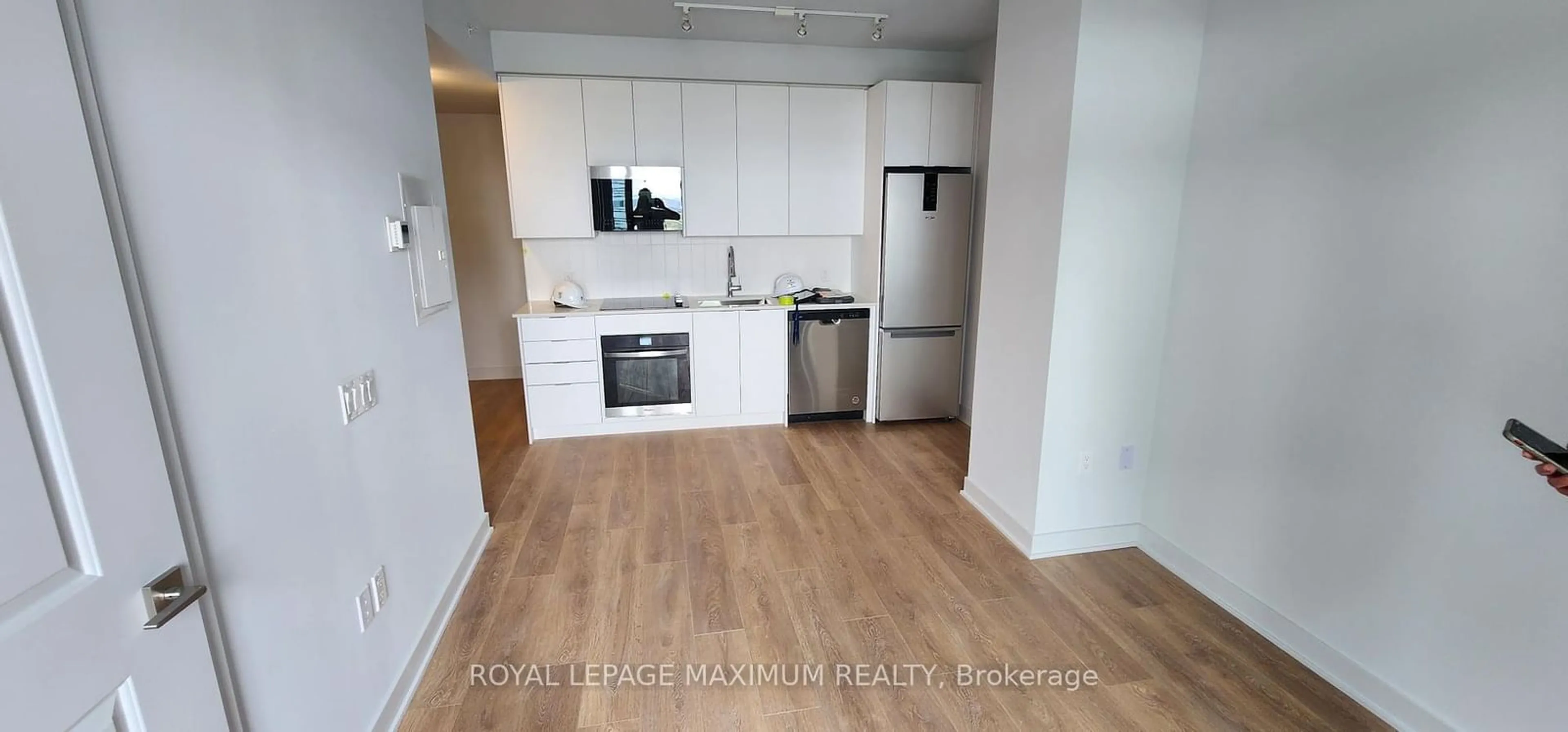 Standard kitchen, wood/laminate floor for 135 Marlee Ave #501, Toronto Ontario M6B 4C6