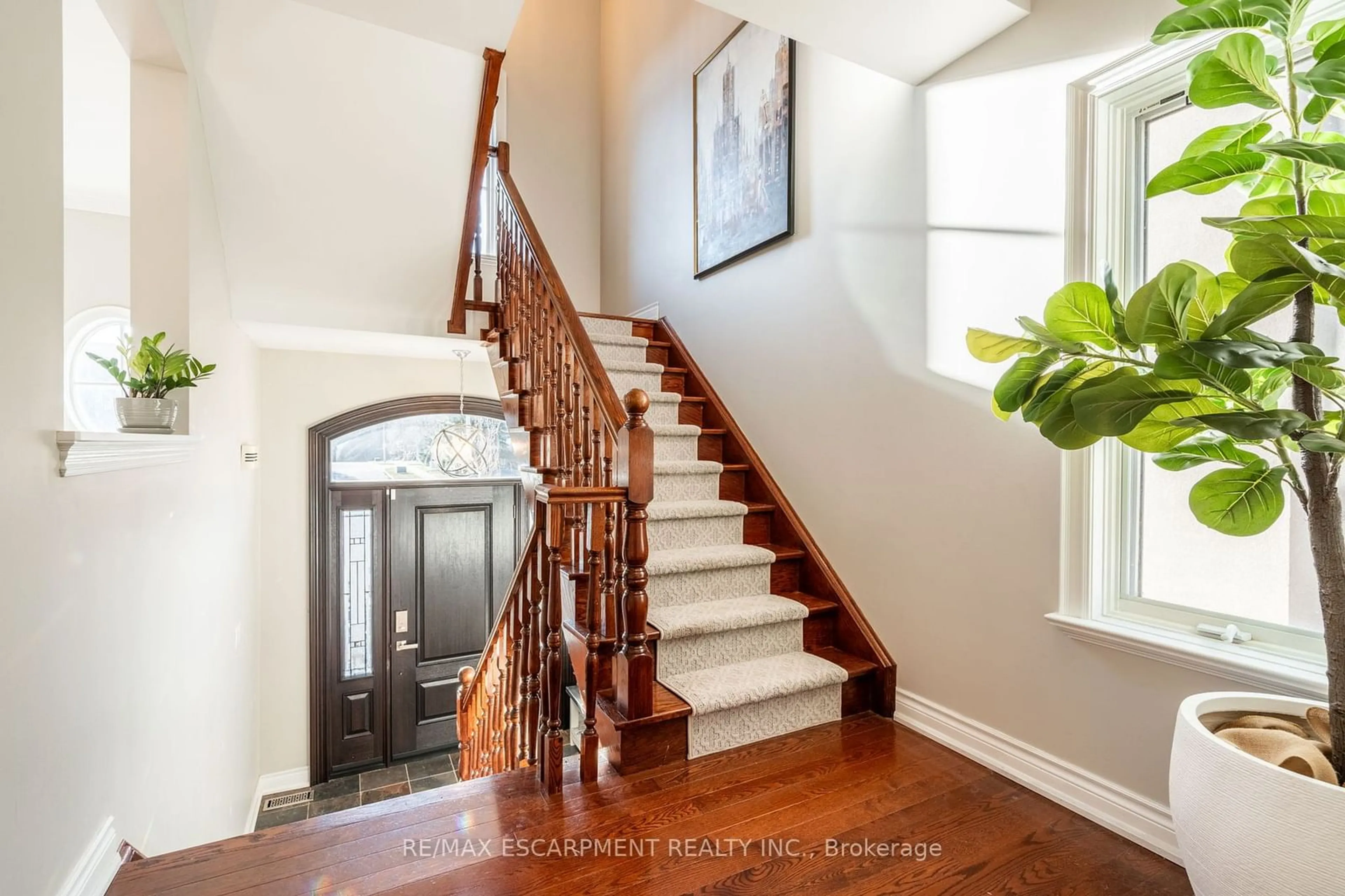 Indoor entryway for 2245 Hampstead Rd, Oakville Ontario L6H 6Y9