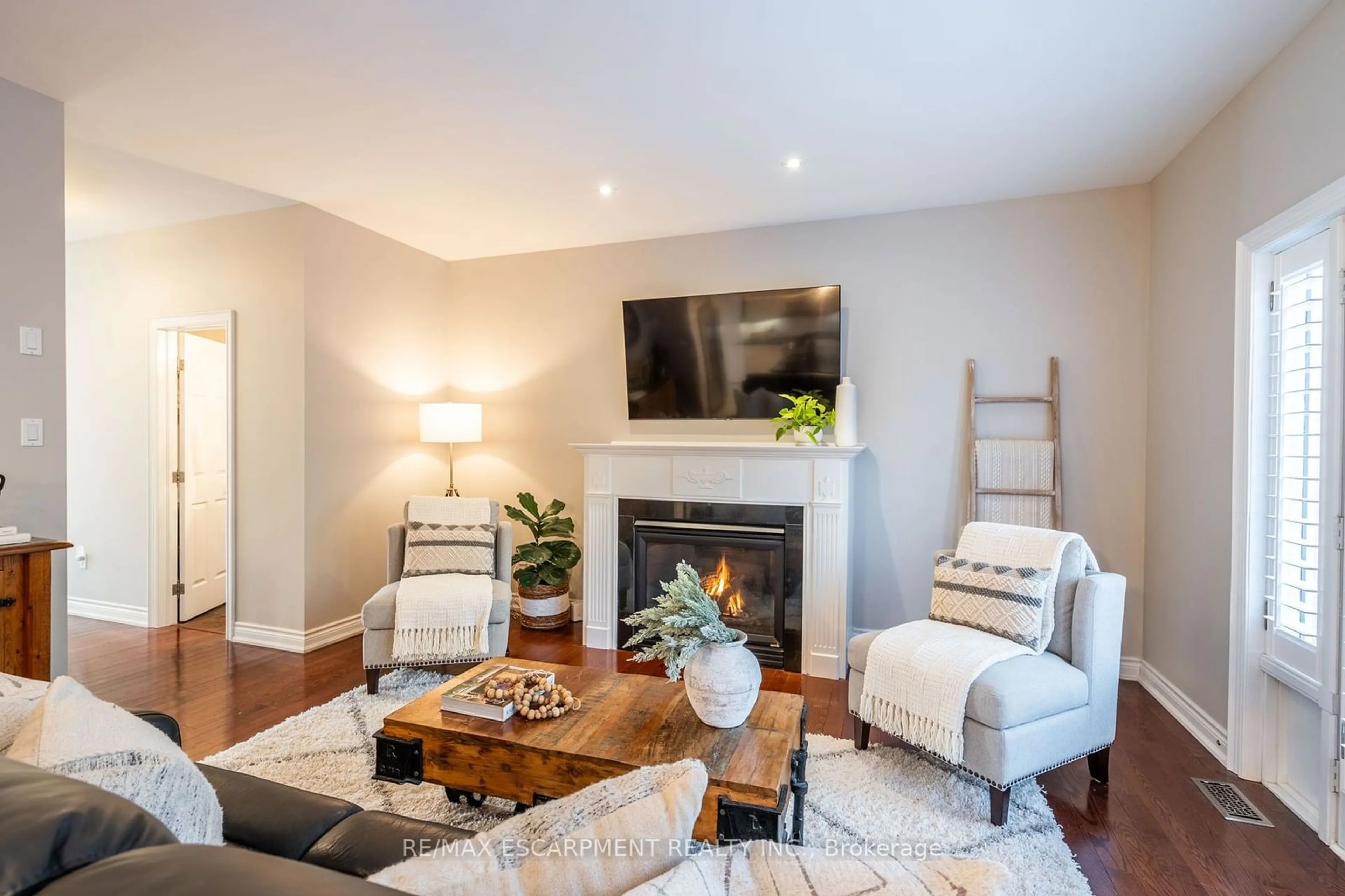 Living room with furniture, wood/laminate floor for 2245 Hampstead Rd, Oakville Ontario L6H 6Y9